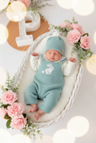 Conjunto coelhinho: jardineiras, camisola e gorro