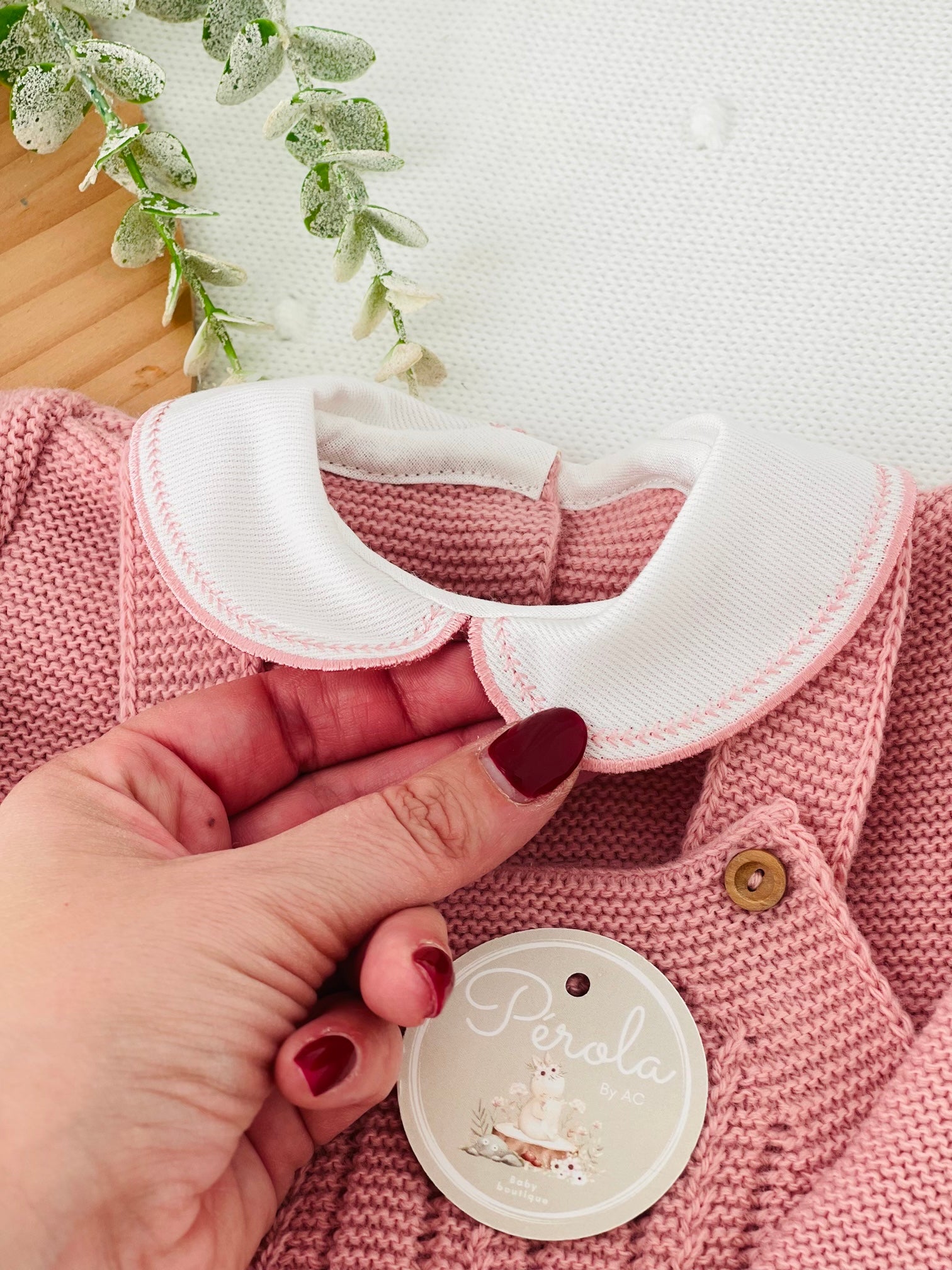 Conjunto Pompom rosa velho: jardineiras, camisola e gorro