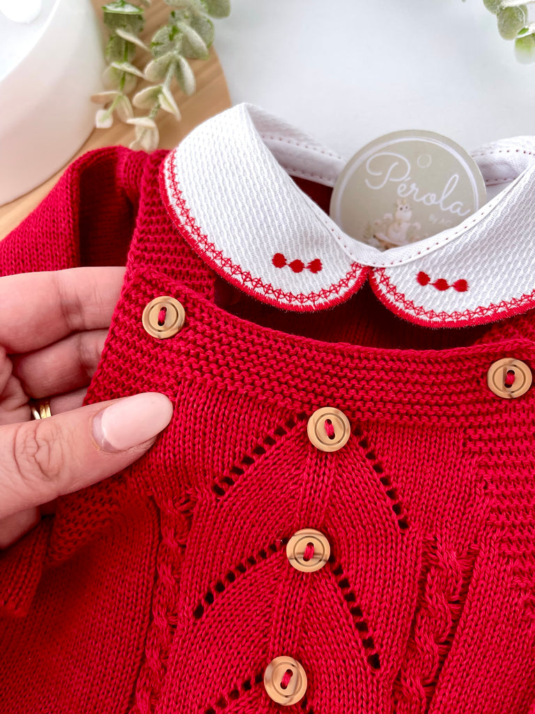 Saída de maternidade vermelho unissexo: jardineiras, camisola e gorro