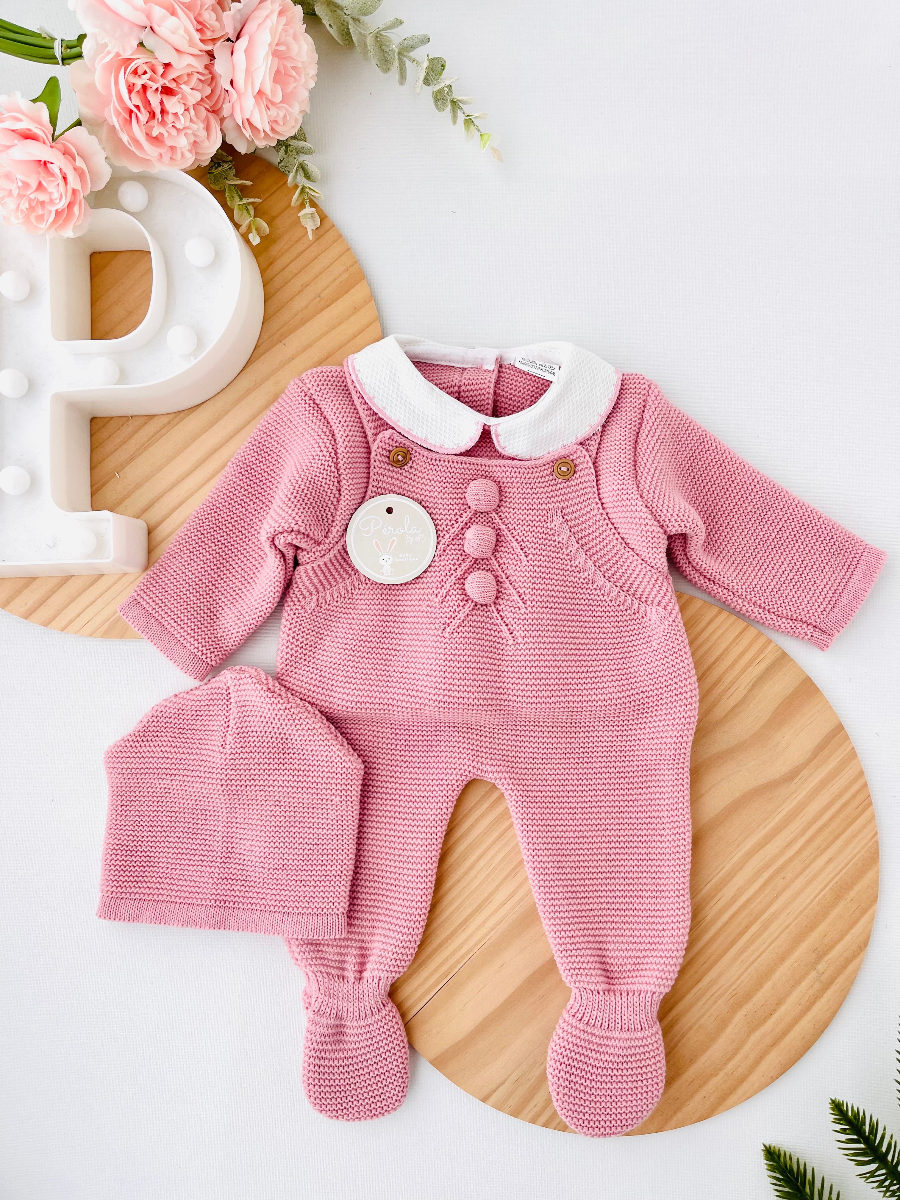 Saída de maternidade bolinhas: jardineiras, camisola e gorro