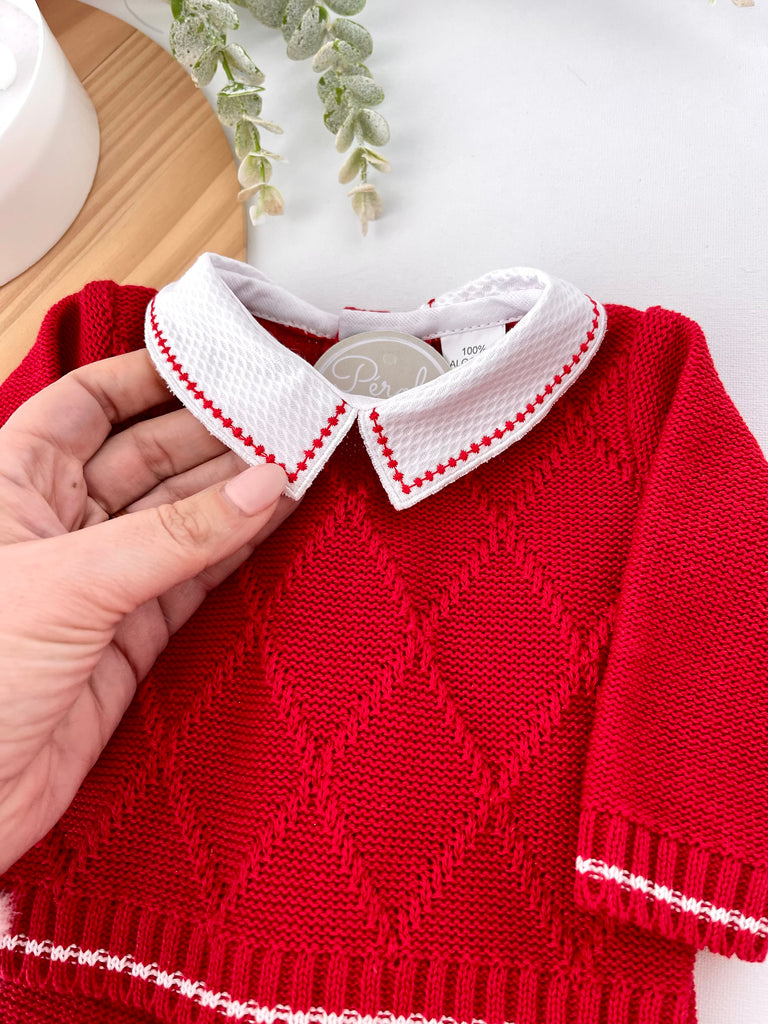 Saída de maternidade em vermelho: camisola com gola de camisa e calças