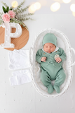 Pack saída de maternidade verde 5 peças: body, calças, jardineiras, camisola e gorro