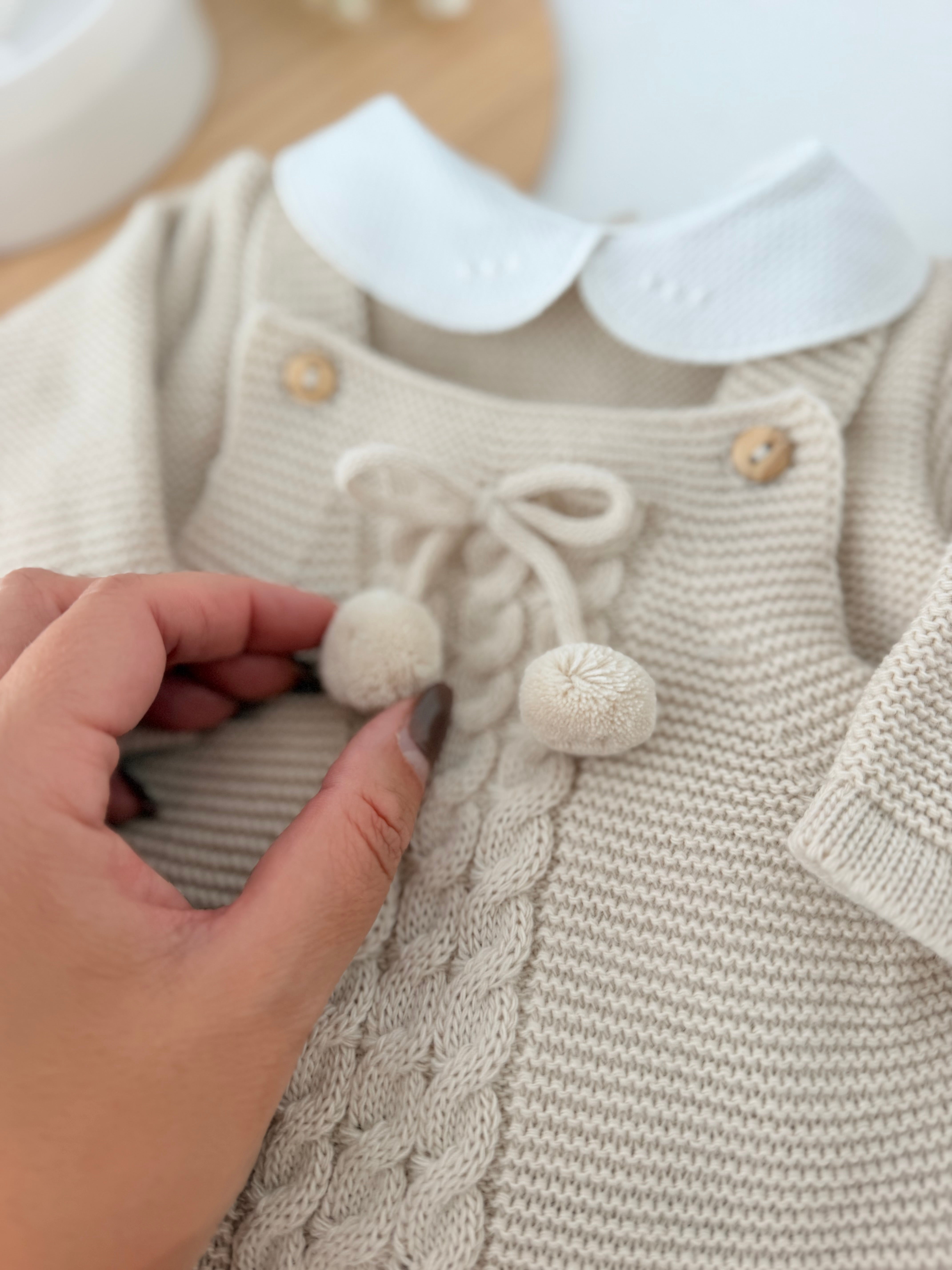 Saída de maternidade bege pompons