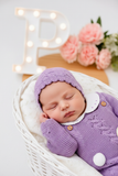 Conjunto pompom lilás: jardineiras, camisola e touca
