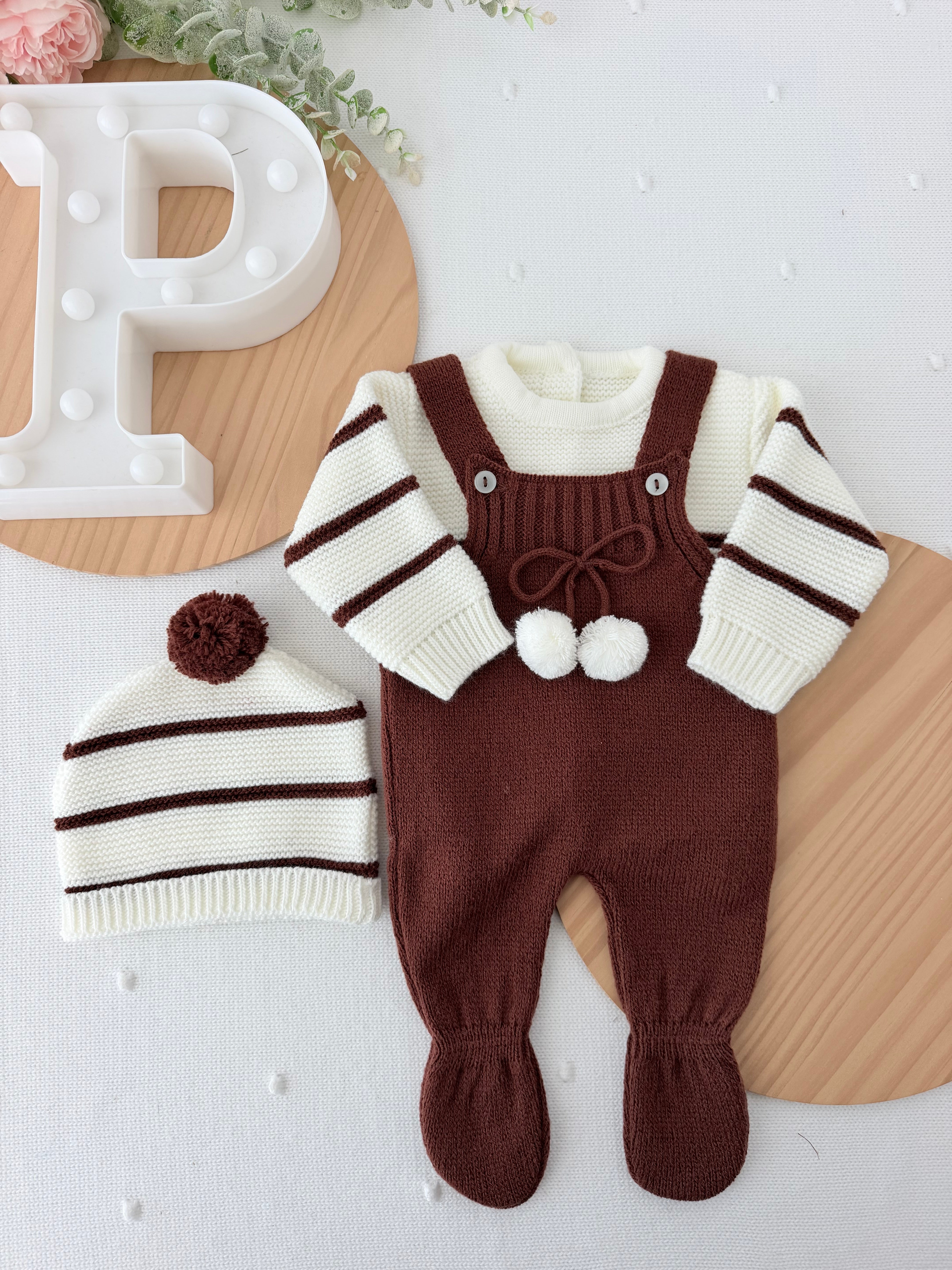 Conjunto risquinhas castanho: jardineiras, camisola e gorro