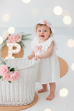 Vestido e chapéu com laço