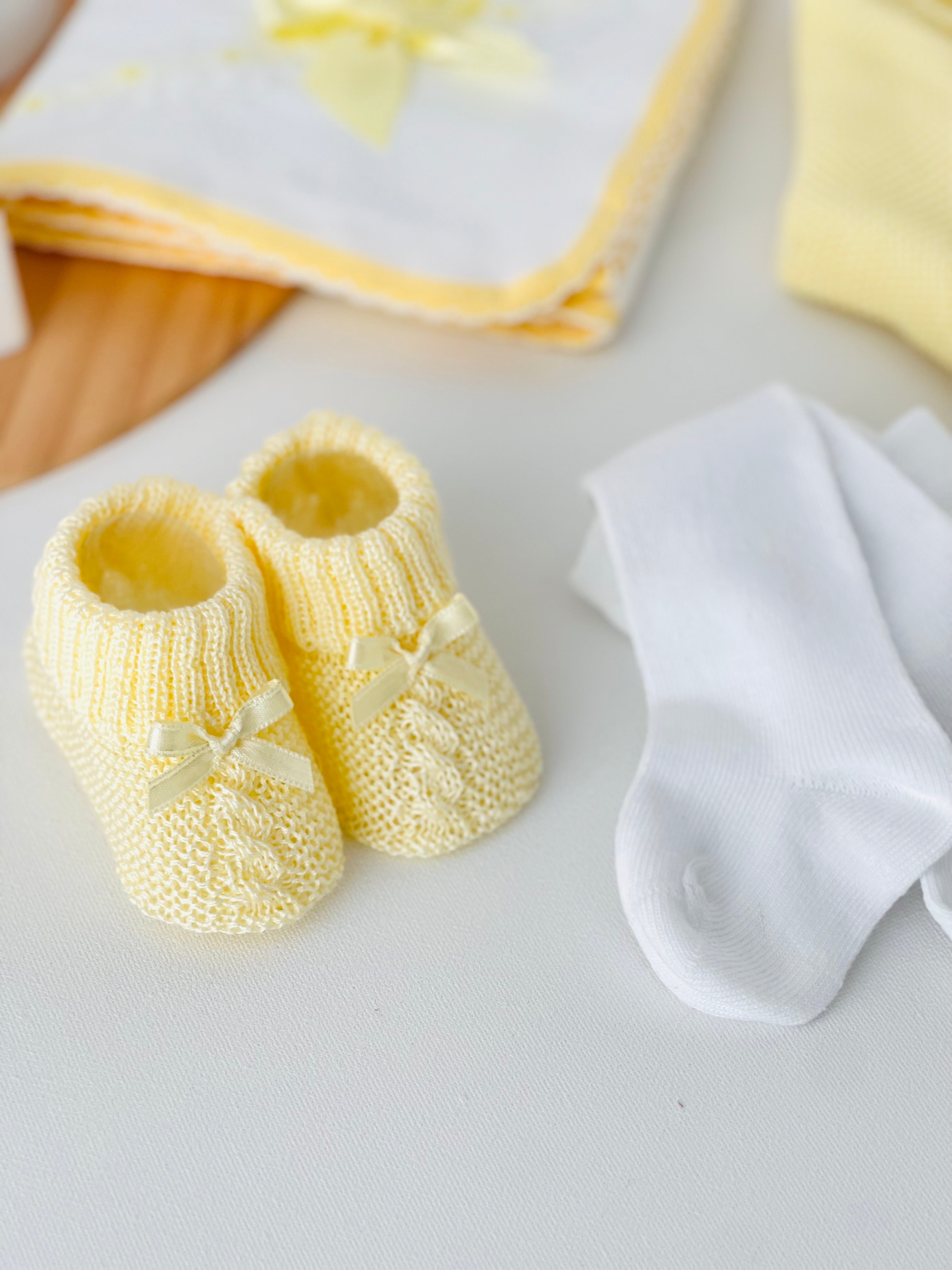 Pack amarelo 6 peças: fofo, camisola, gorro, collants, carapins e fralda