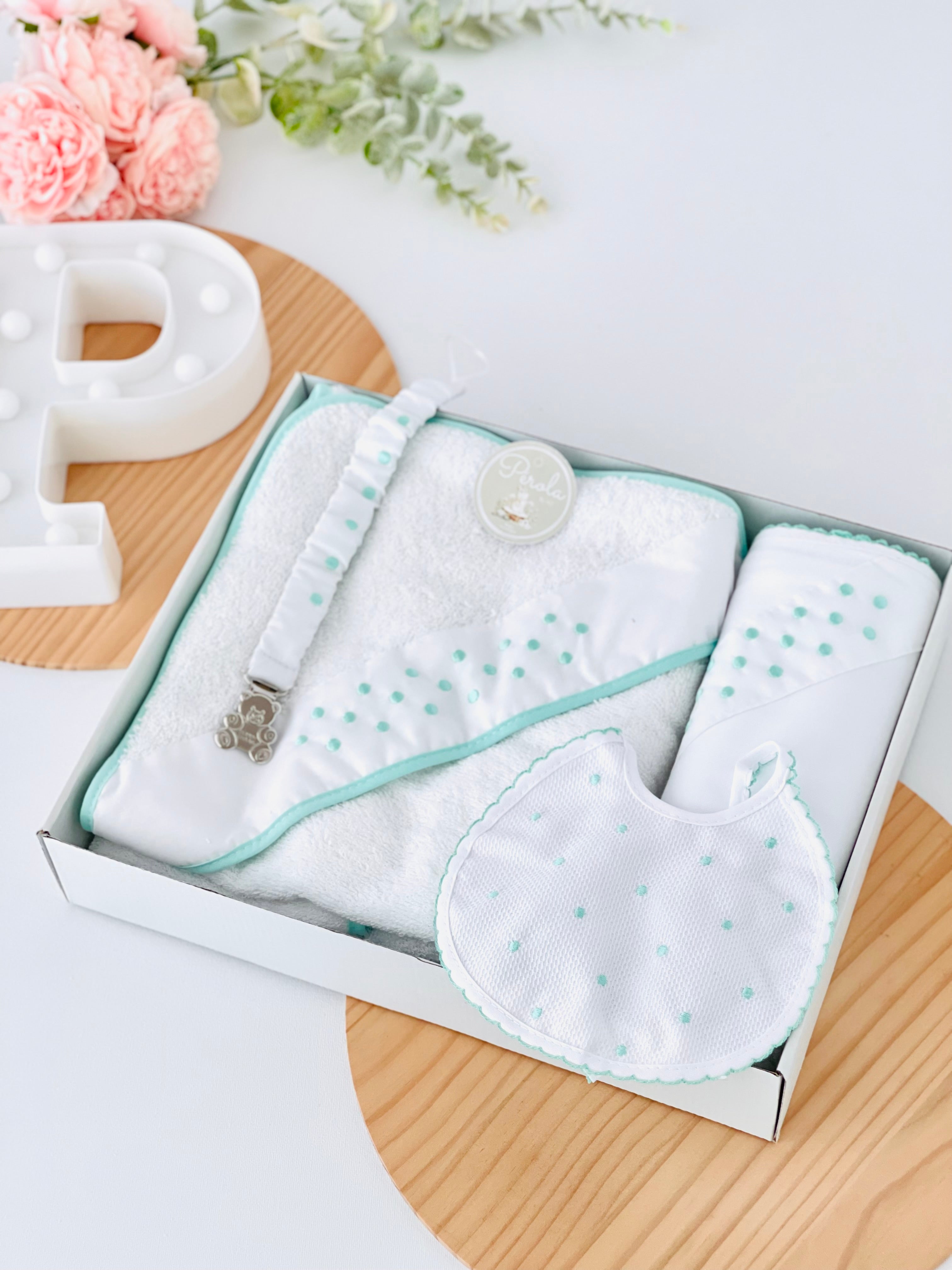 Box enxoval bolinhas: toalha de banho, fralda, babete e prende chupetas