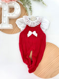 Saída de maternidade em vermelho: jardineiras e blusa