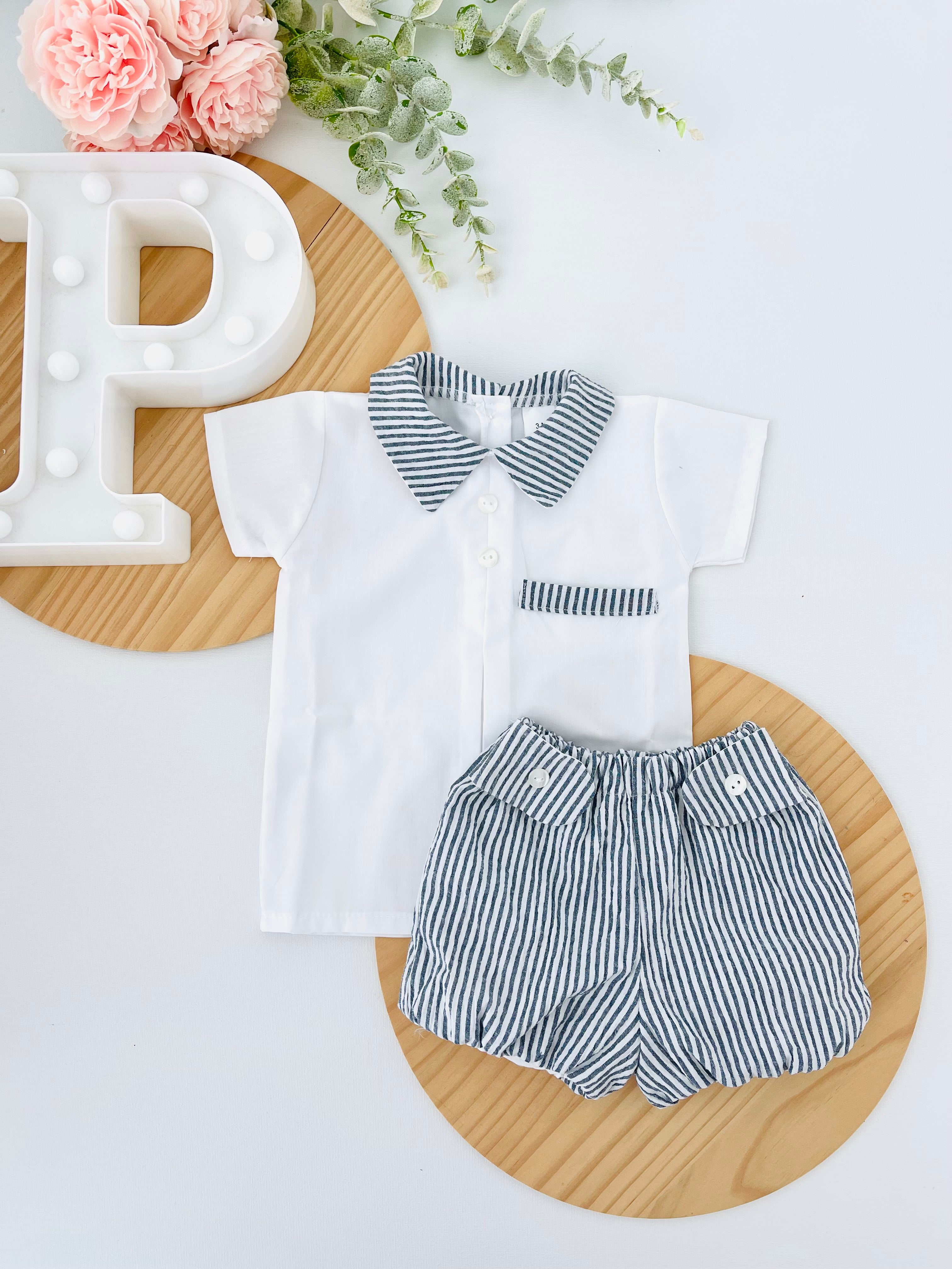 Calções e camisa risquinhas