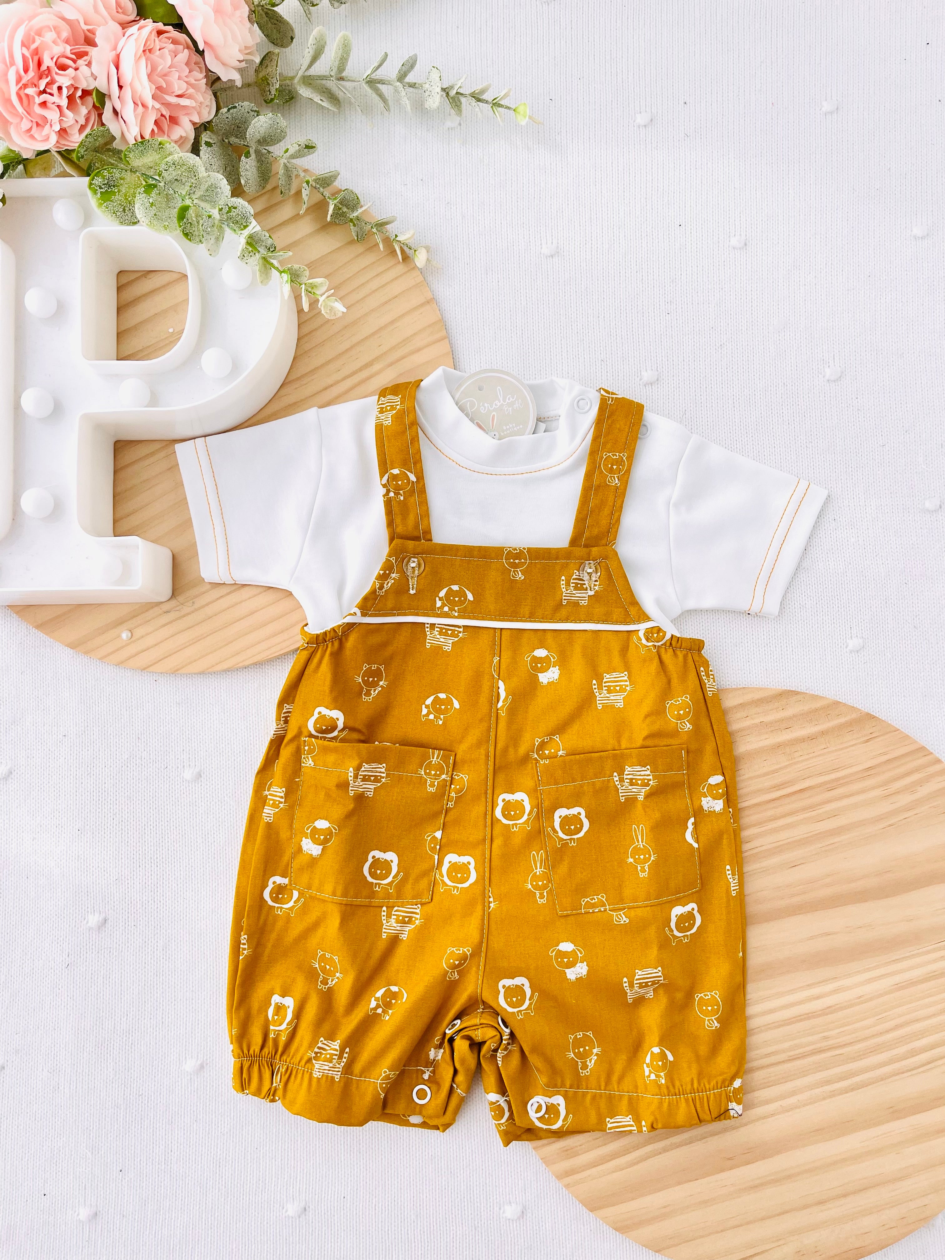 Jardineiras e tshirt amarelo