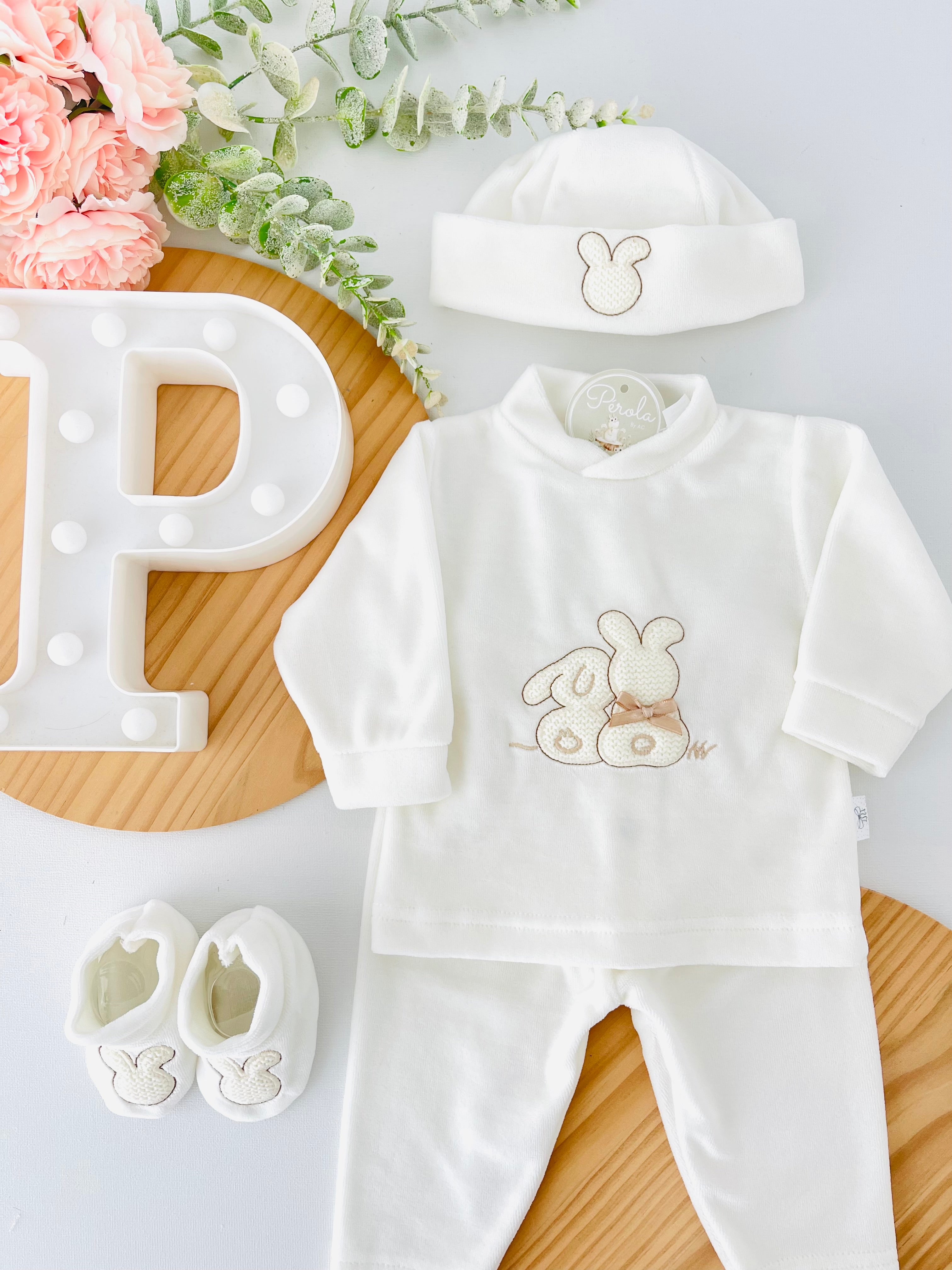 Conjunto em veludo 4 peças tema coelhinho : calças, camisola, carapins e gorro