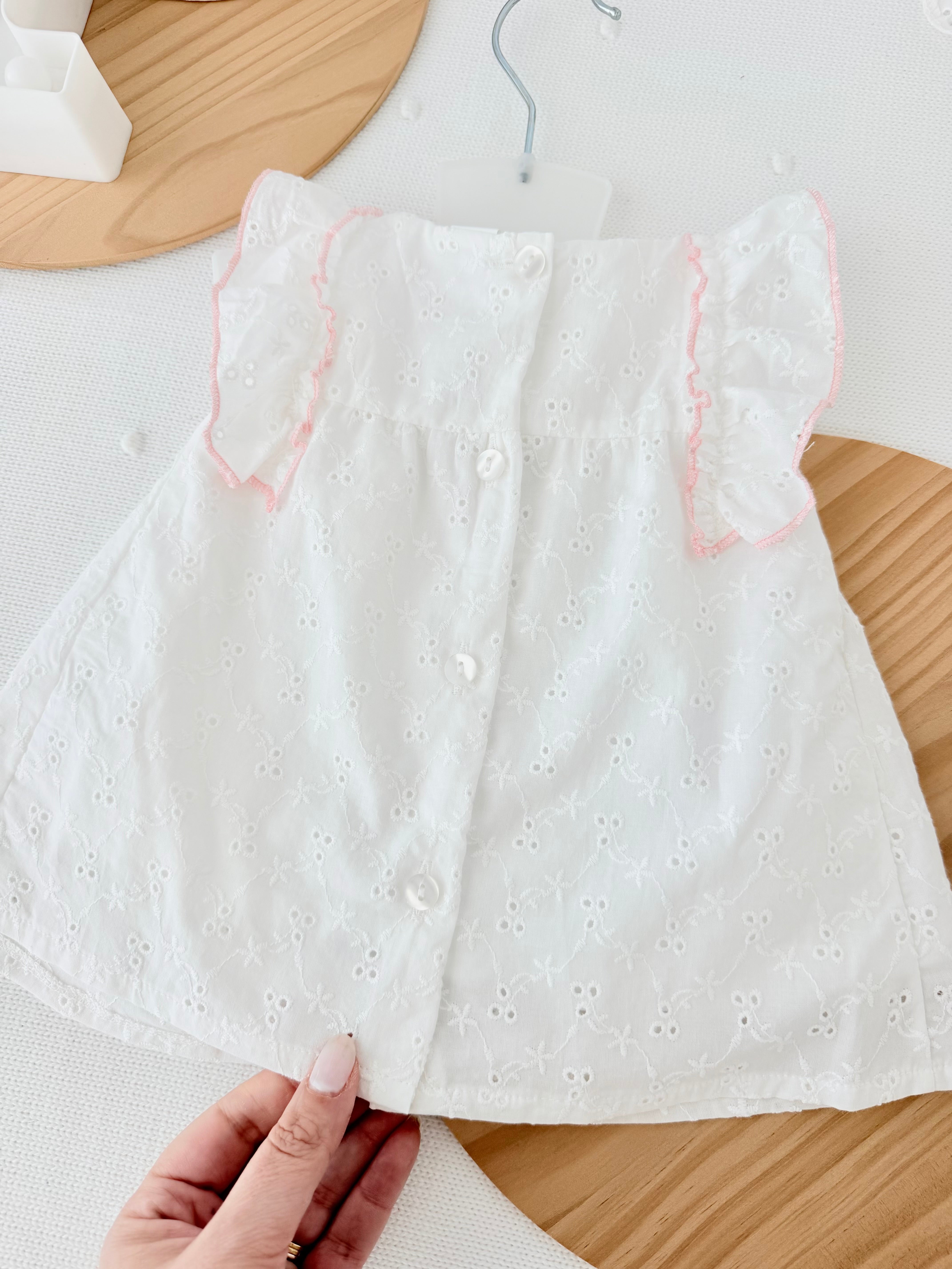 Vestido e chapéu com laço