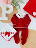 Saída de maternidade em vermelho: camisola com gola de camisa e calças
