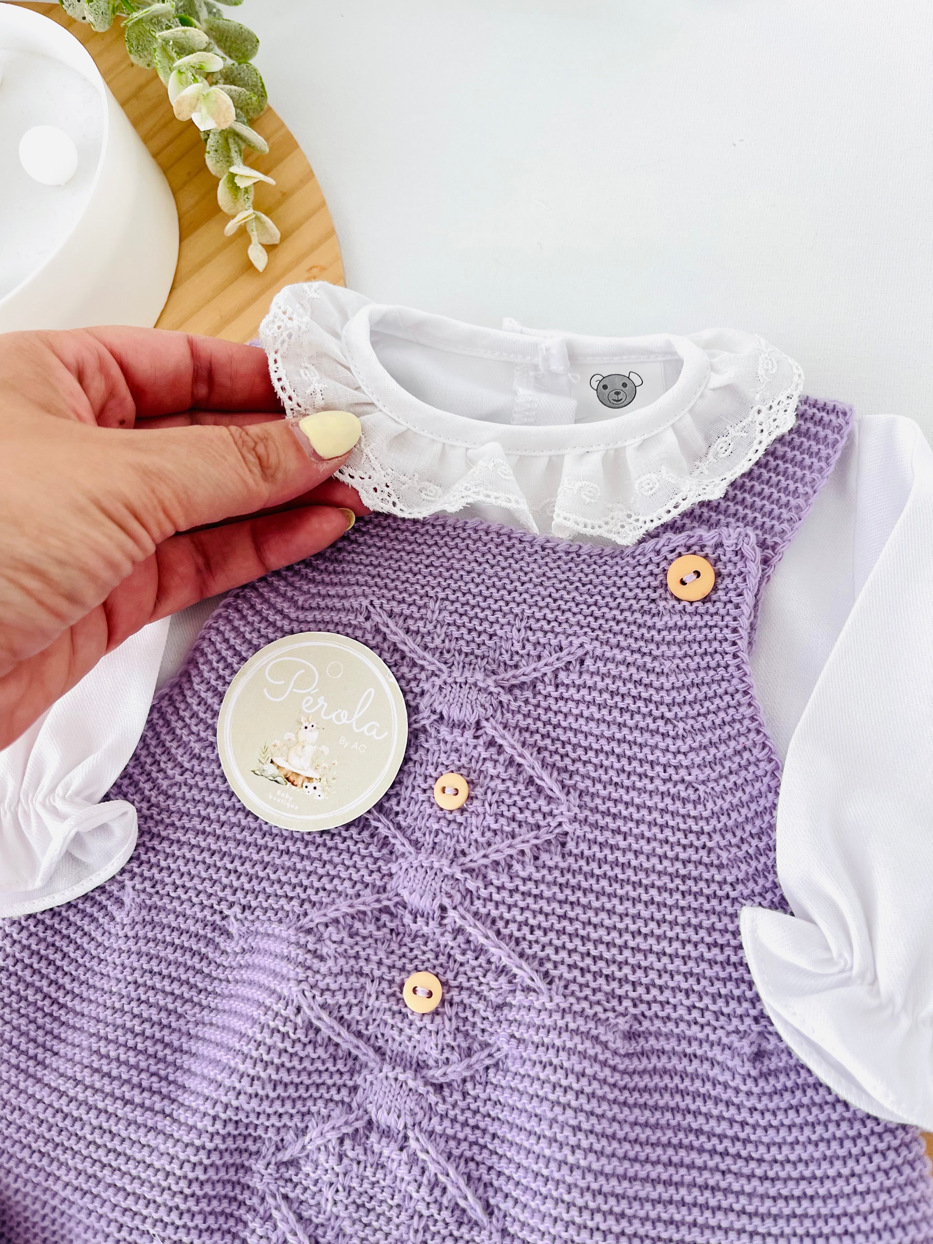 Saída de maternidade lilás: jardineiras, blusa e gorro Outono Inverno