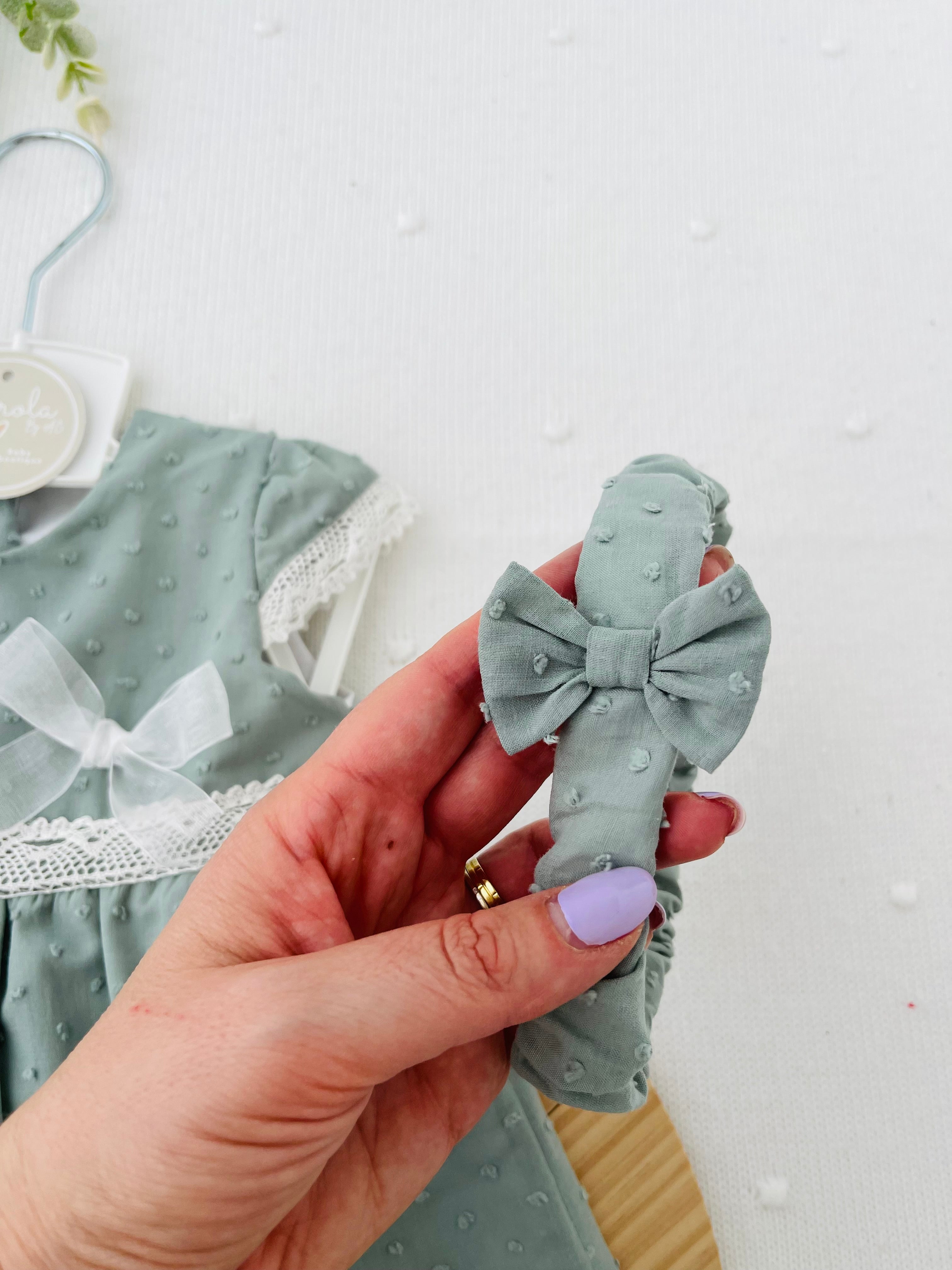 Conjunto plumeti verde: vestido e fita