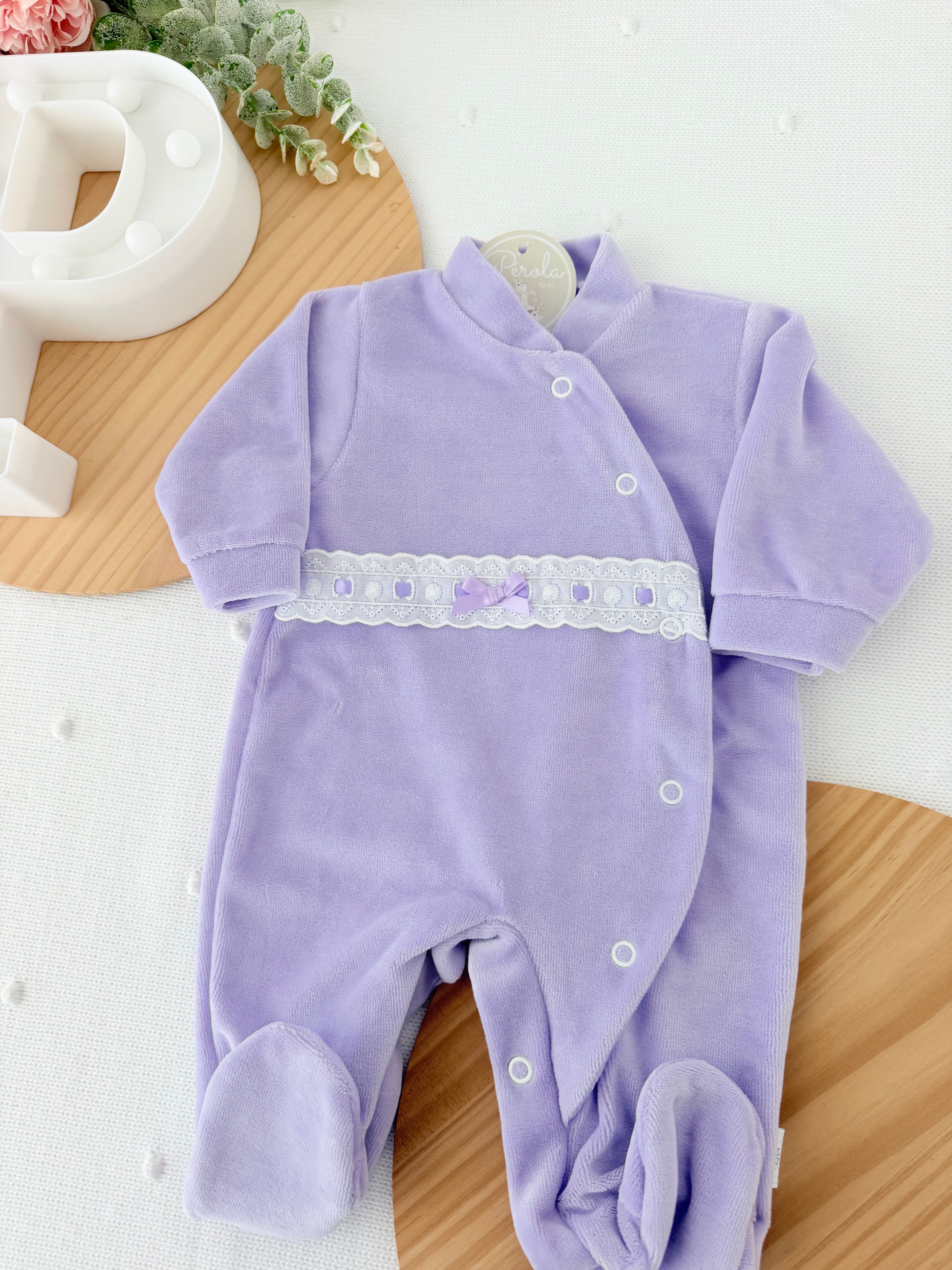 Babygrow lilás em veludo