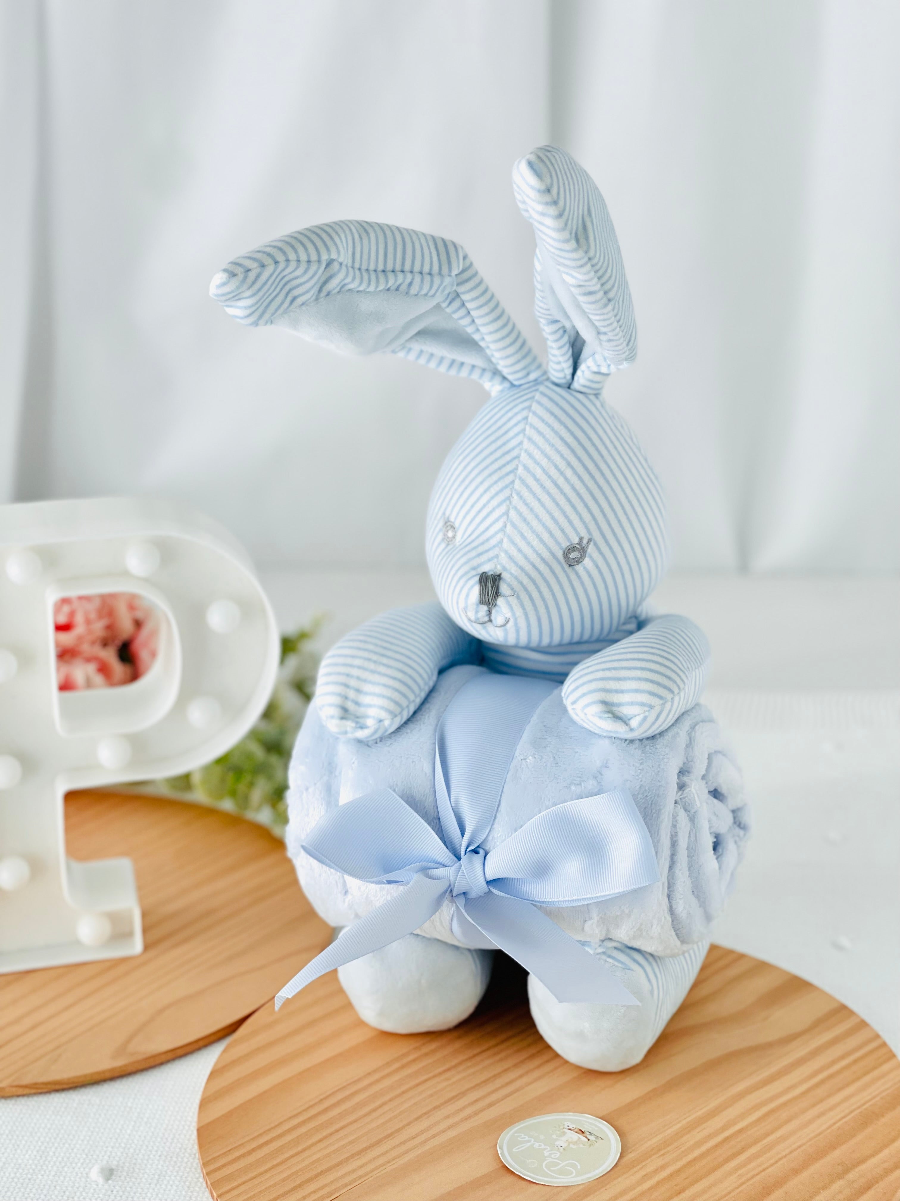 Peluche Coelho e manta