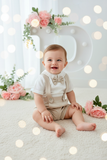 Conjunto especial cerimónia para menino: calções, camisa e laço
