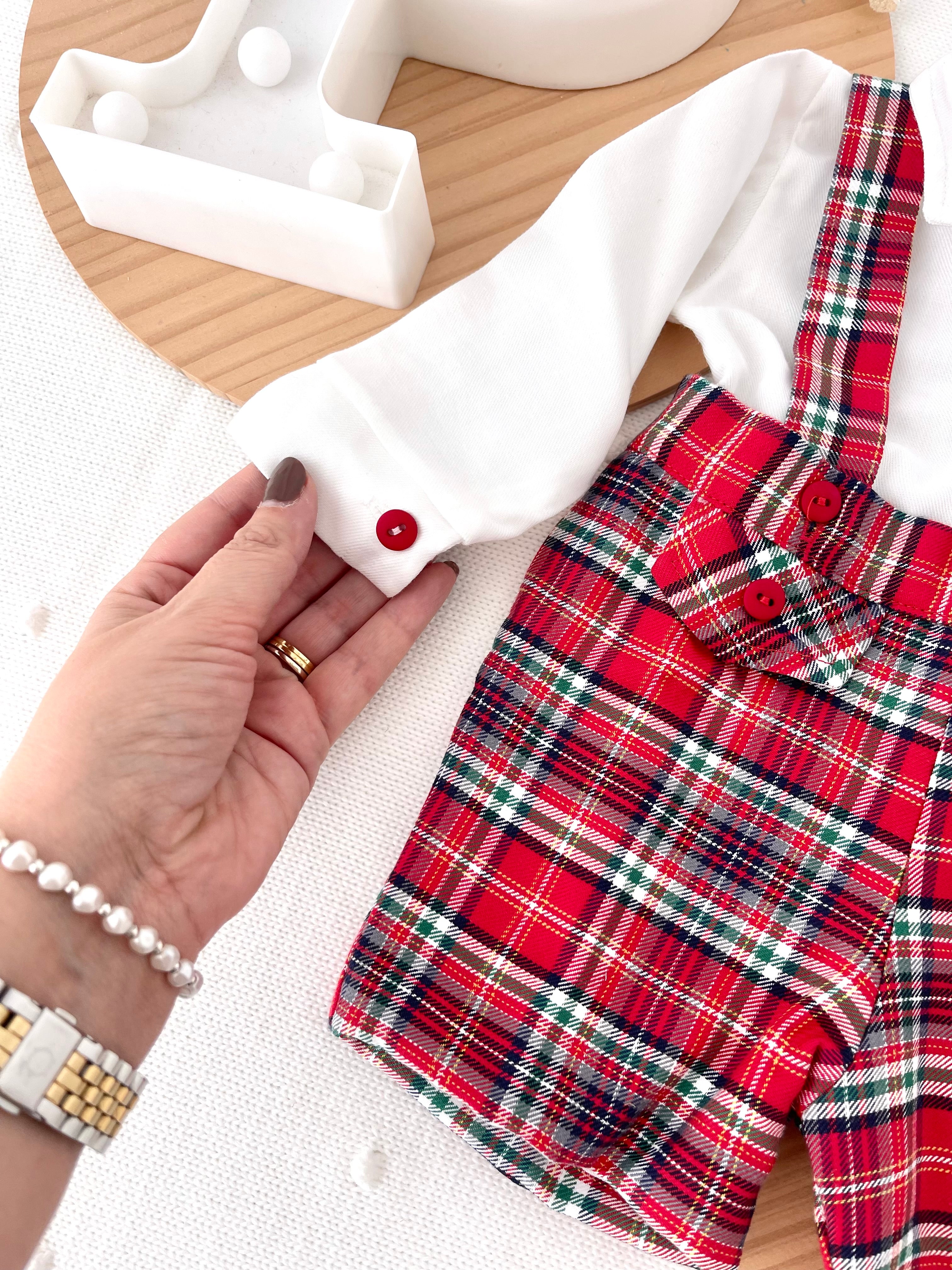 Conjunto menino xadrez vermelho e verde: Calções com alças e camisa