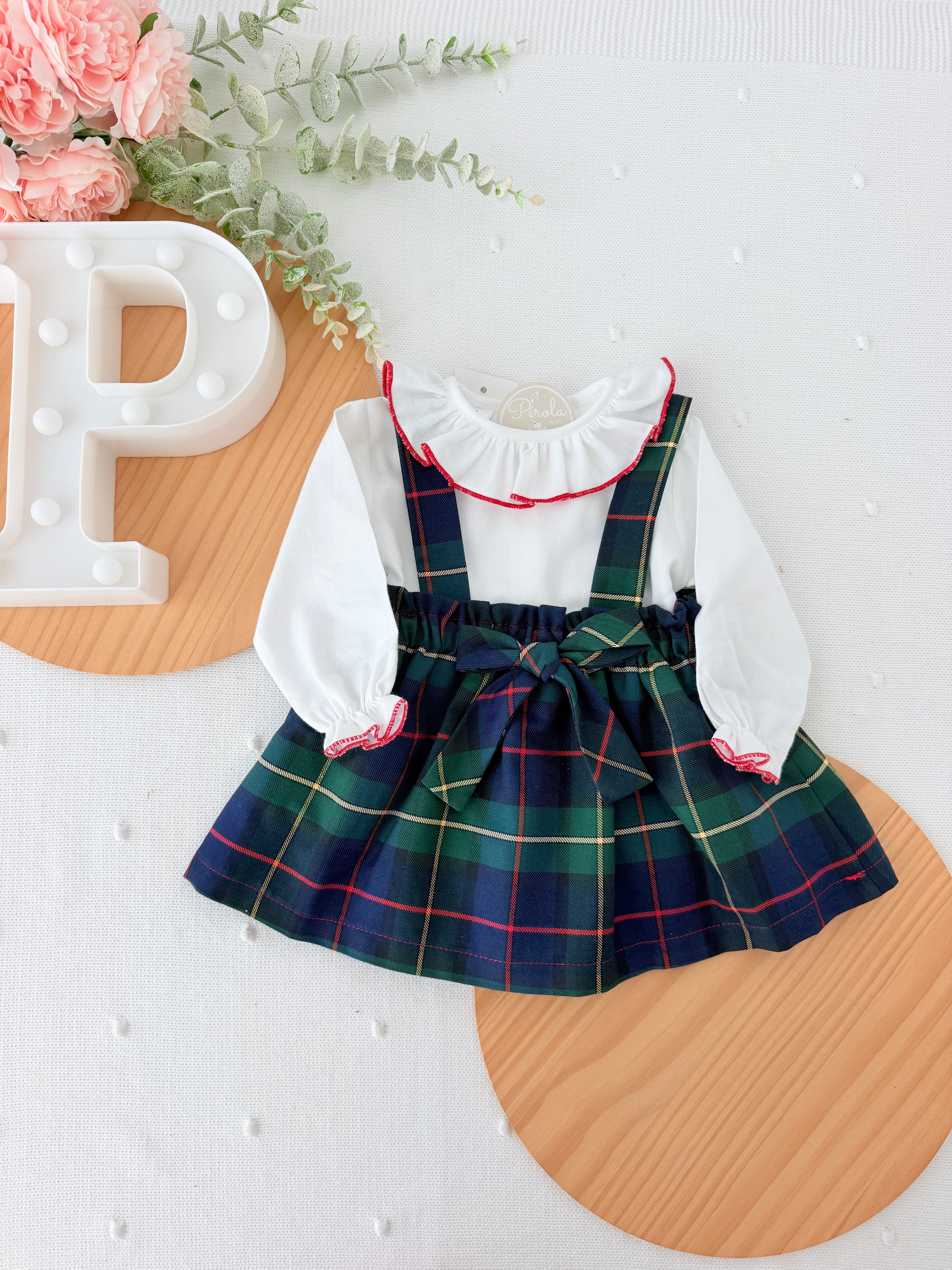 Saia com alças e blusa xadrez verde