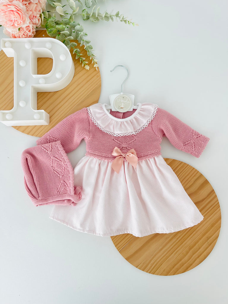 Vestido e touca rosa velho