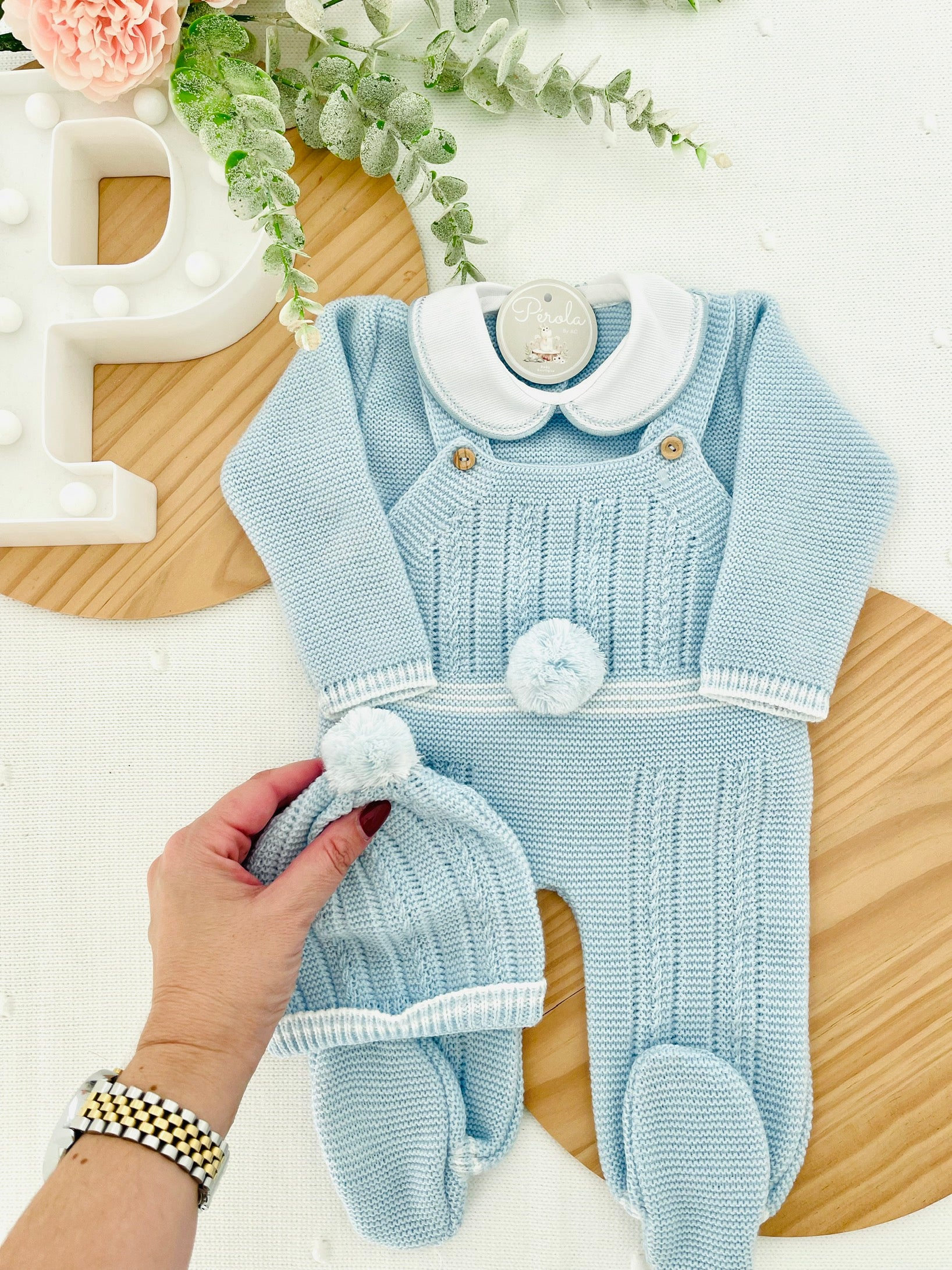 Conjunto Pompom Azul: jardineiras, camisola e gorro