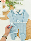 Conjunto Pompom Azul: jardineiras, camisola e gorro