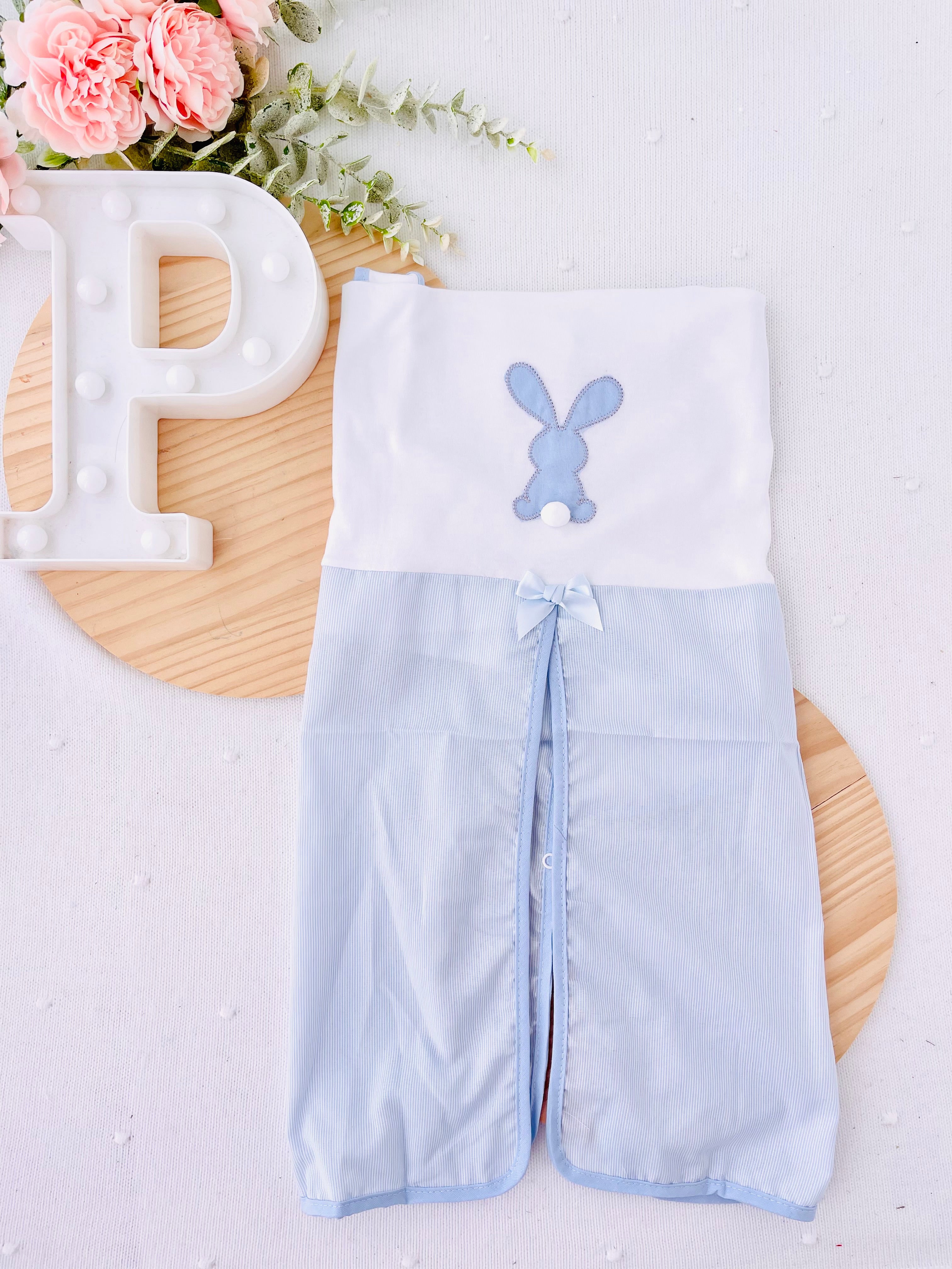 Tapa ovo com abertura e laço- tema coelho pompom