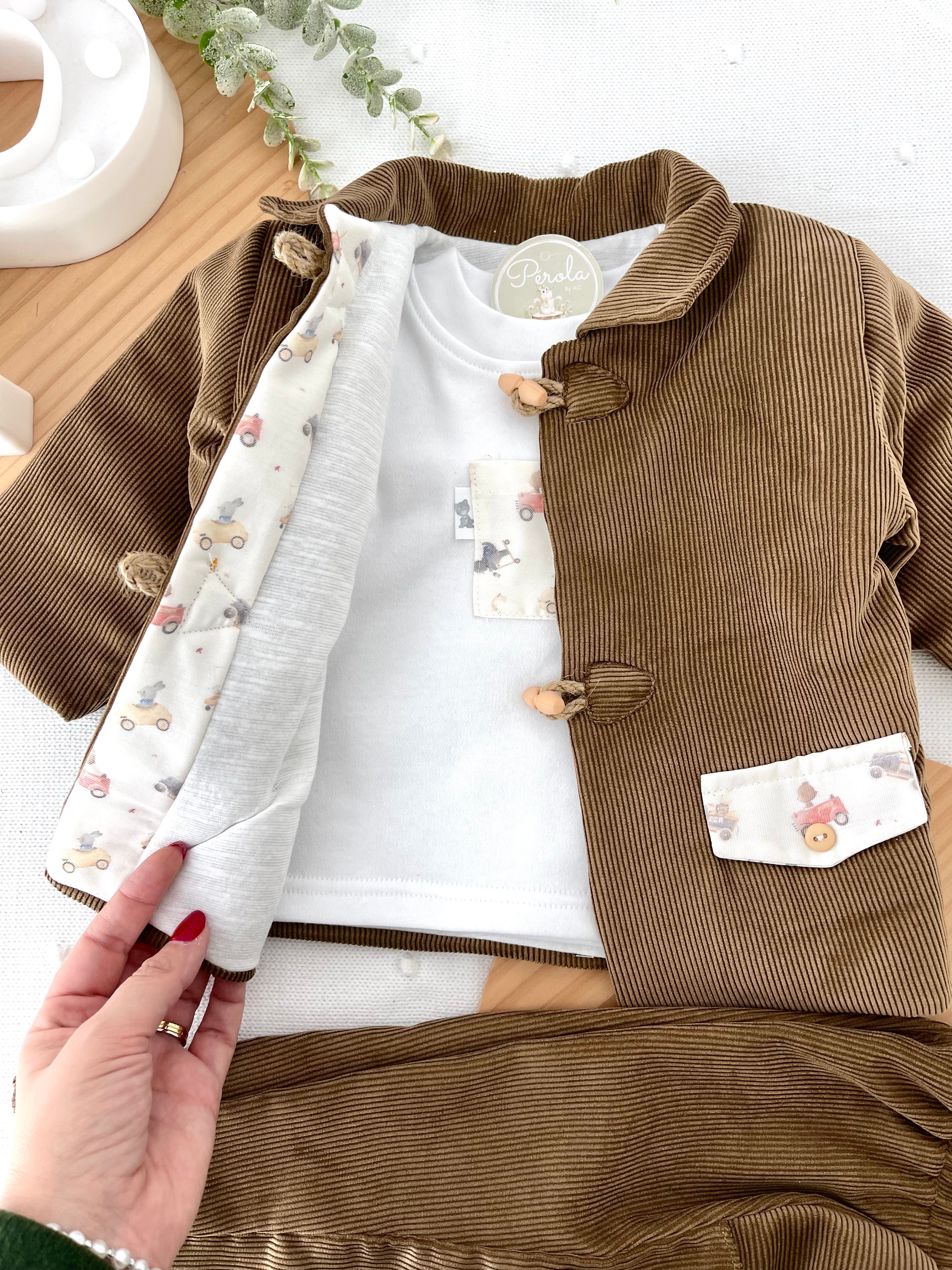 Conjunto menino bombazine 3 peças: casaco, calças e camisola