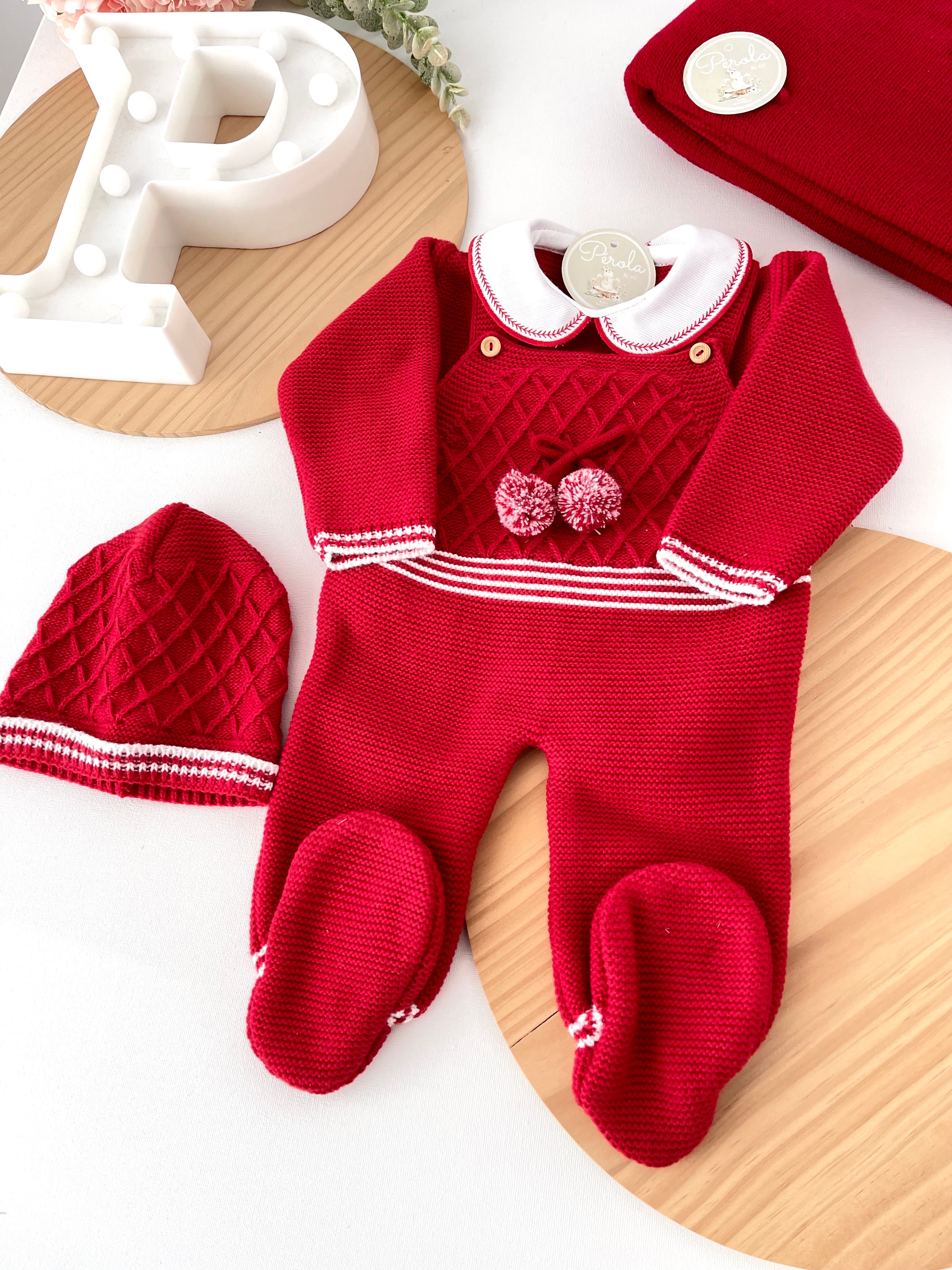 Saída de maternidade vermelho pompoms: jardineiras, camisola e gorro