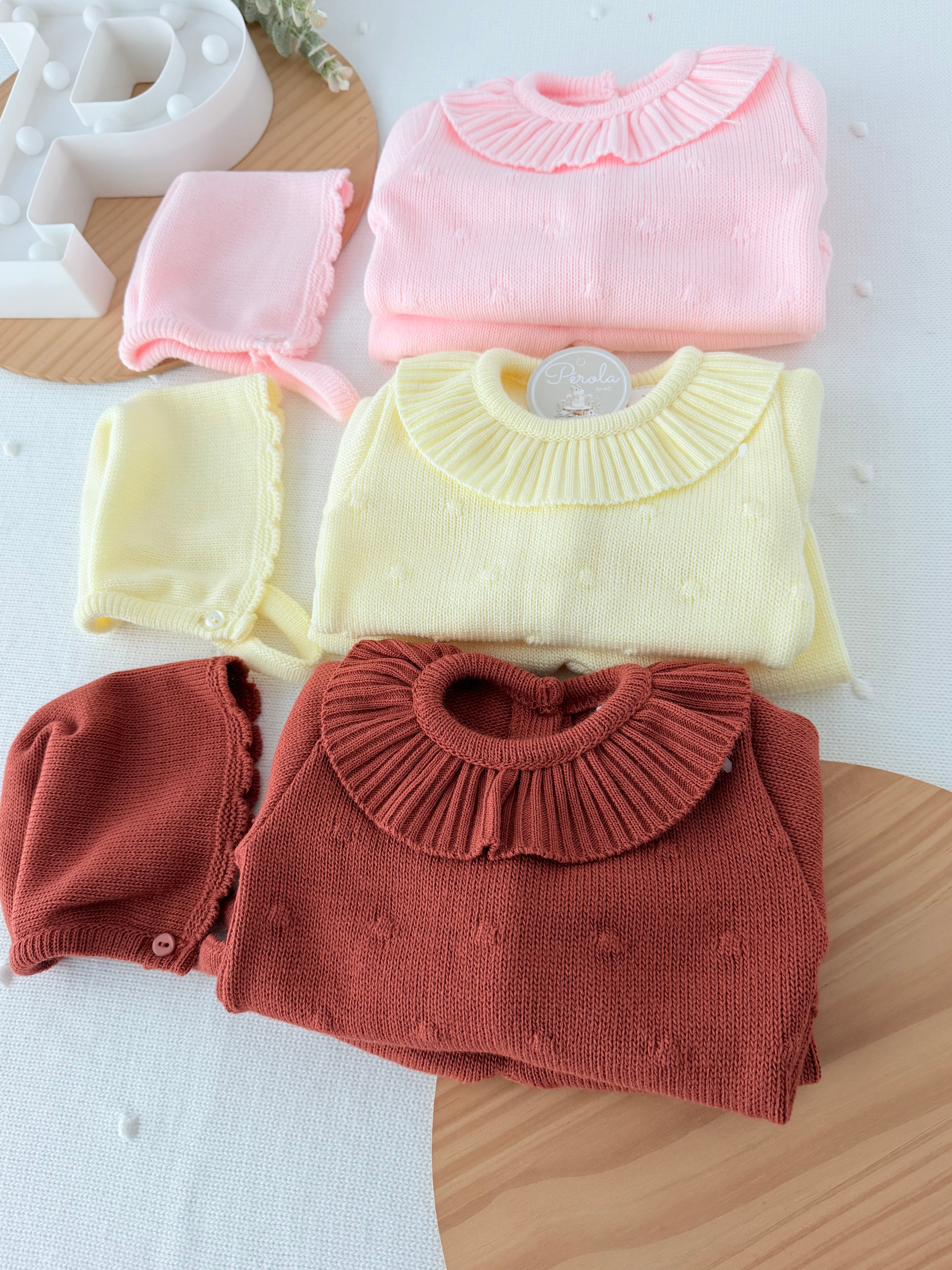 Conjunto doce ternura em tijolo : camisola , calças e touca
