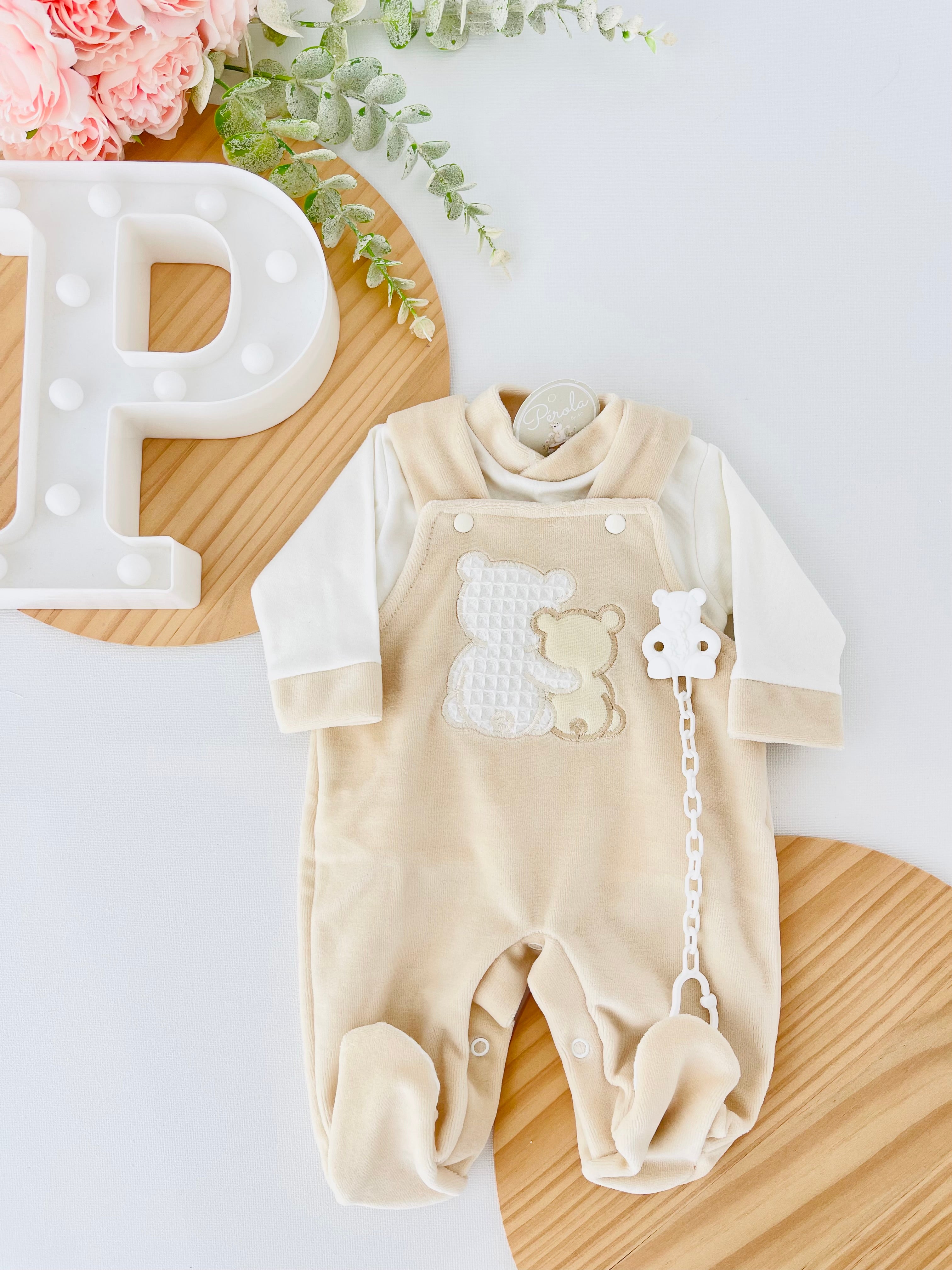 Conjunto ursinhos veludo: jardineiras, camisola e prende chupetas