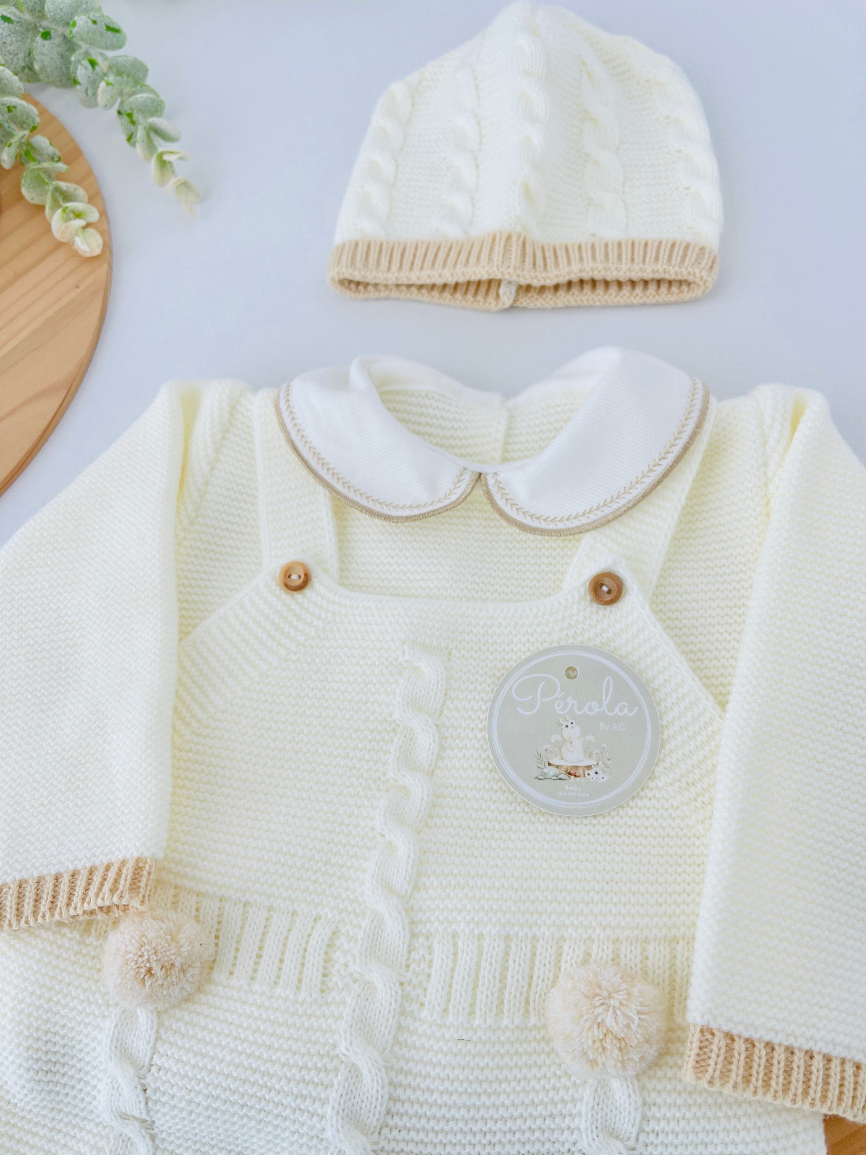 Pack saída de maternidade Pérola 5 peças: body, calças, jardineiras, camisola e gorro