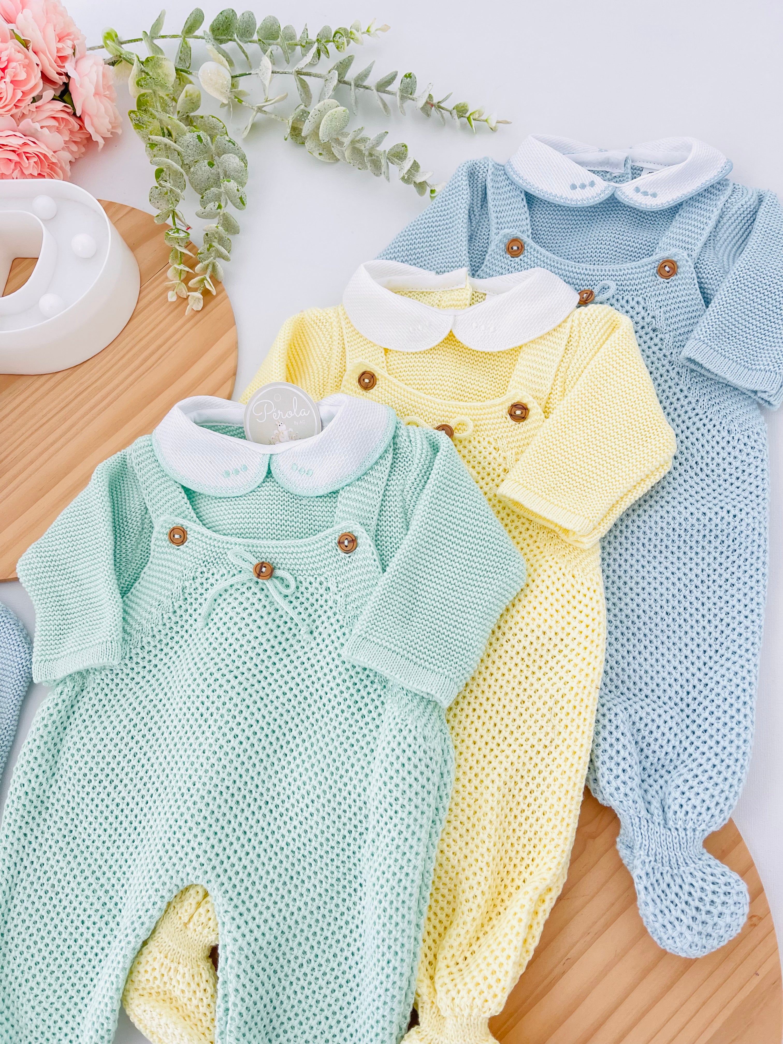 Saída de maternidade laço: jardineiras, camisola e gorro