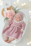 Vestido e touca rosa velho