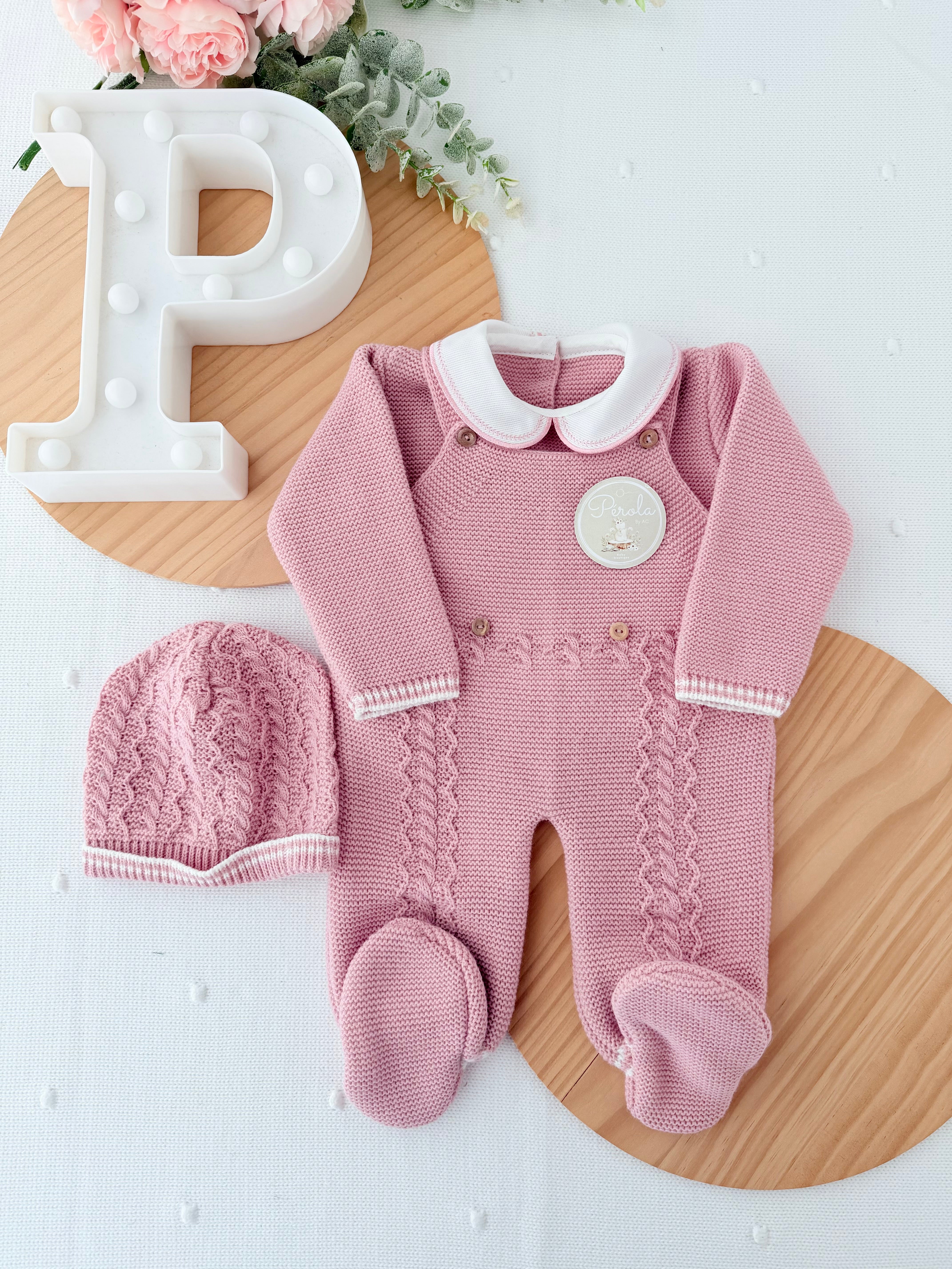 Conjunto rosa velho  : jardineiras, camisola e gorro malha quentinha