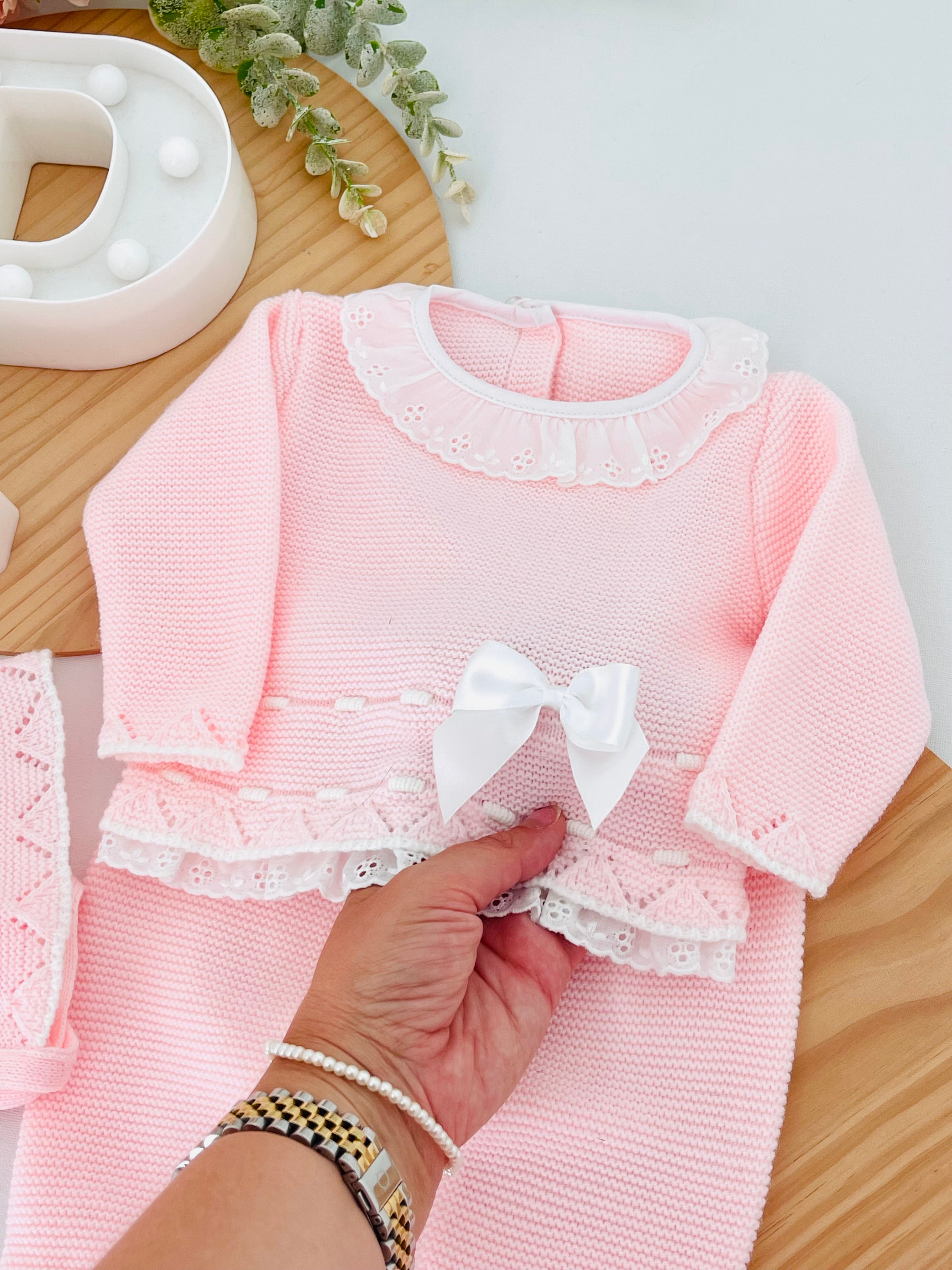 Conjunto rendinha rosa: camisola, calças e touca