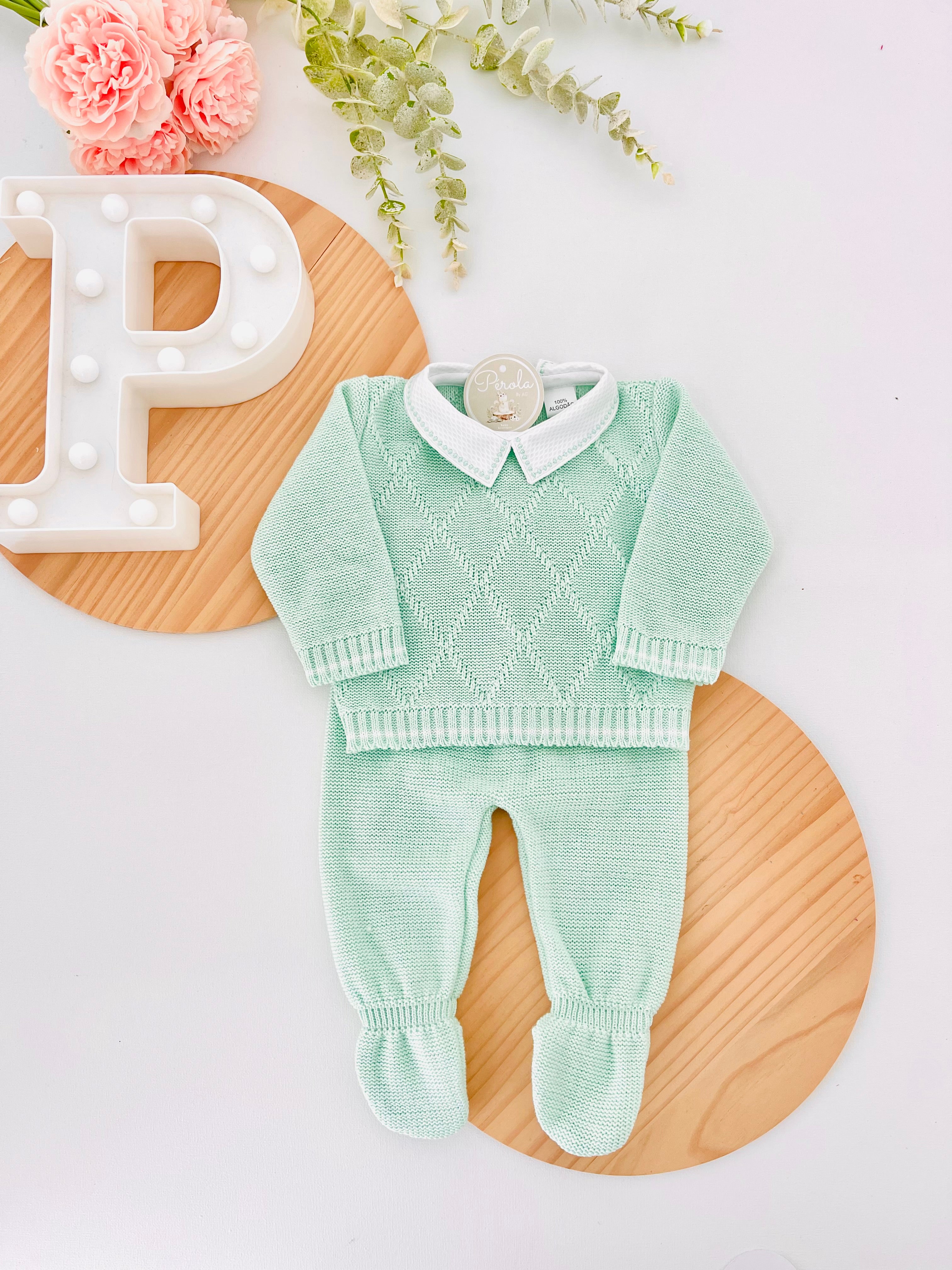 Conjunto losango: camisola com gola de camisa e calças