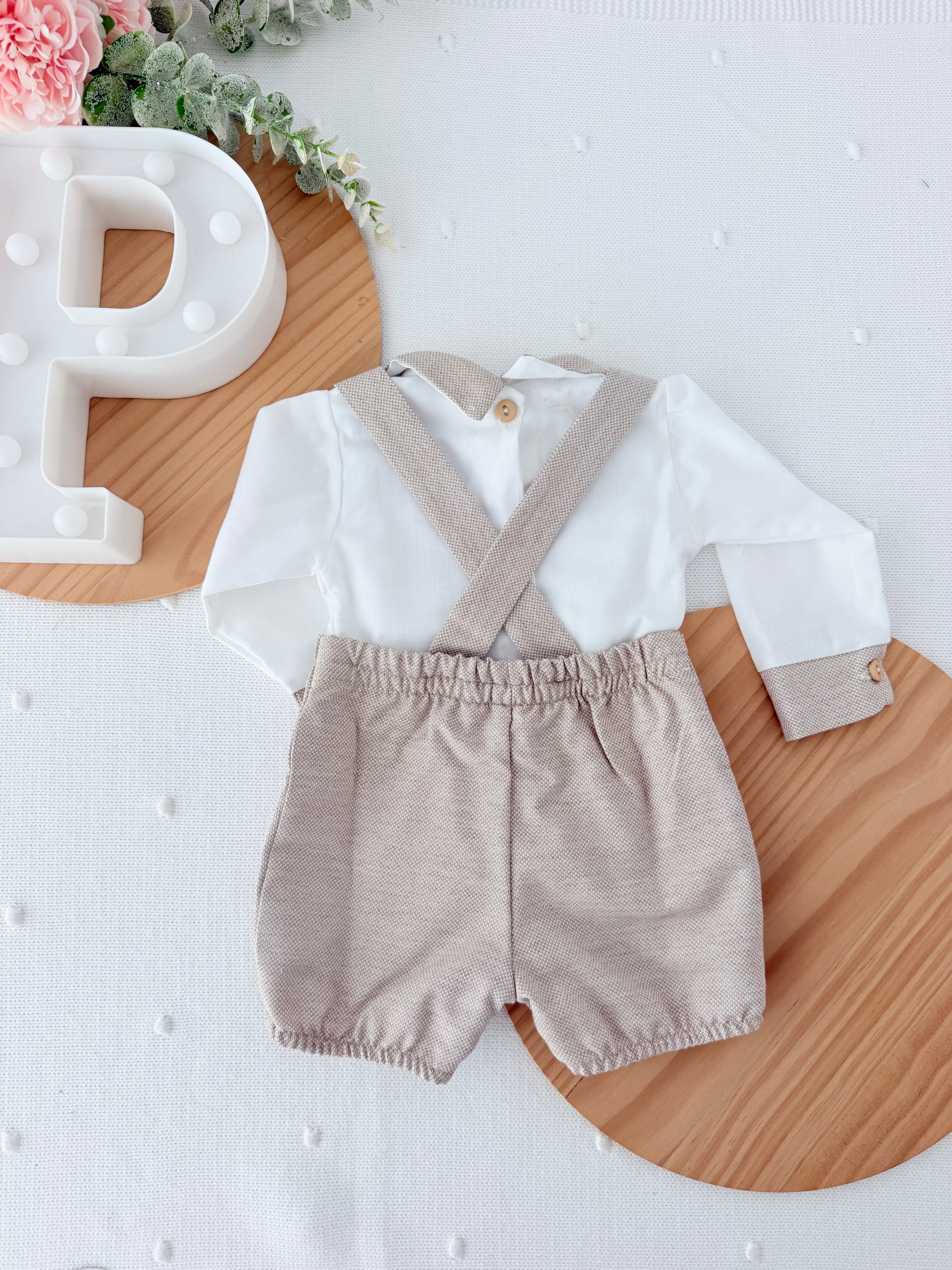 Conjunto bege: jardineiras e camisa