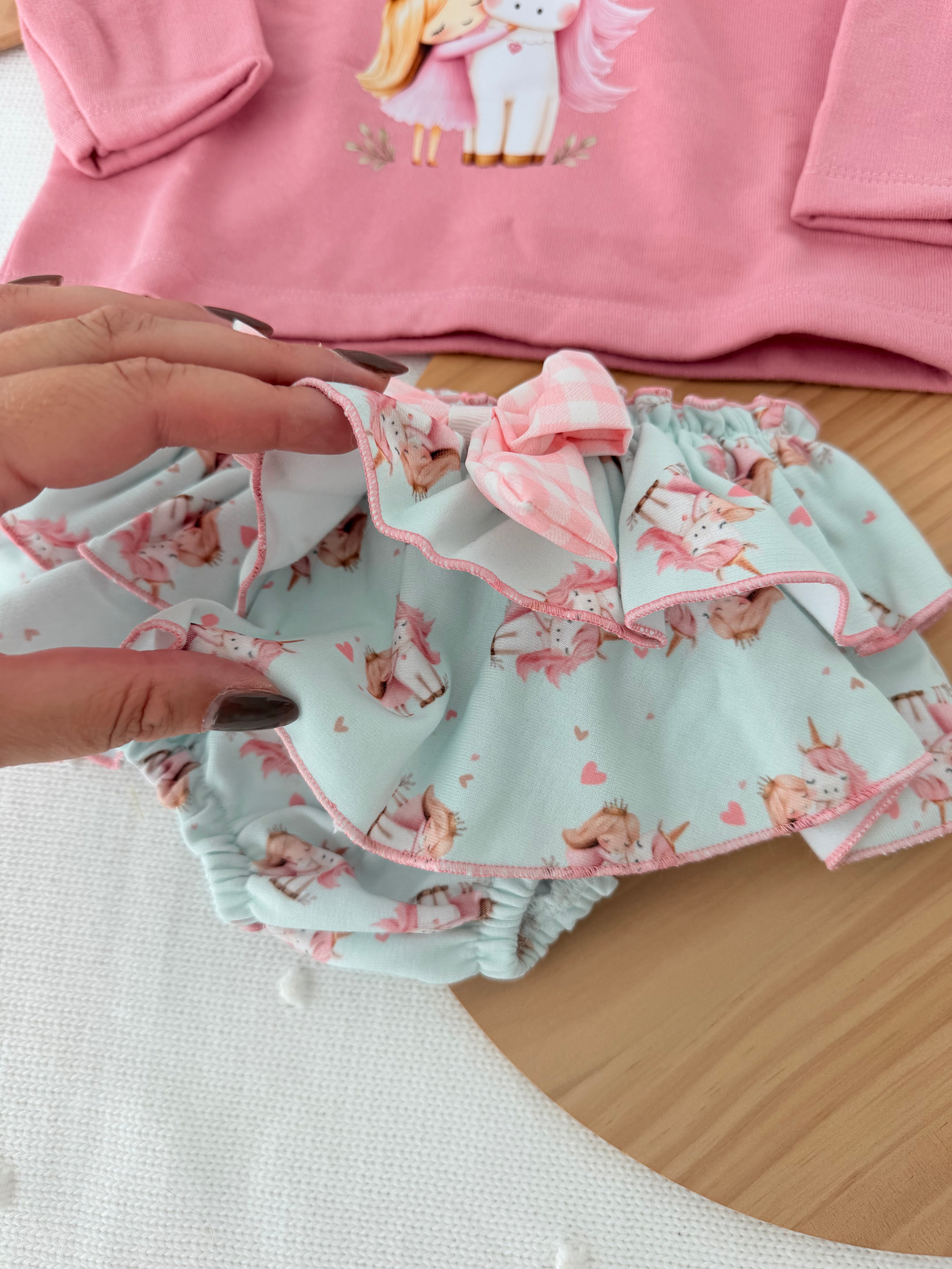 Conjunto unicórnio : camisola e saia tapa fraldas