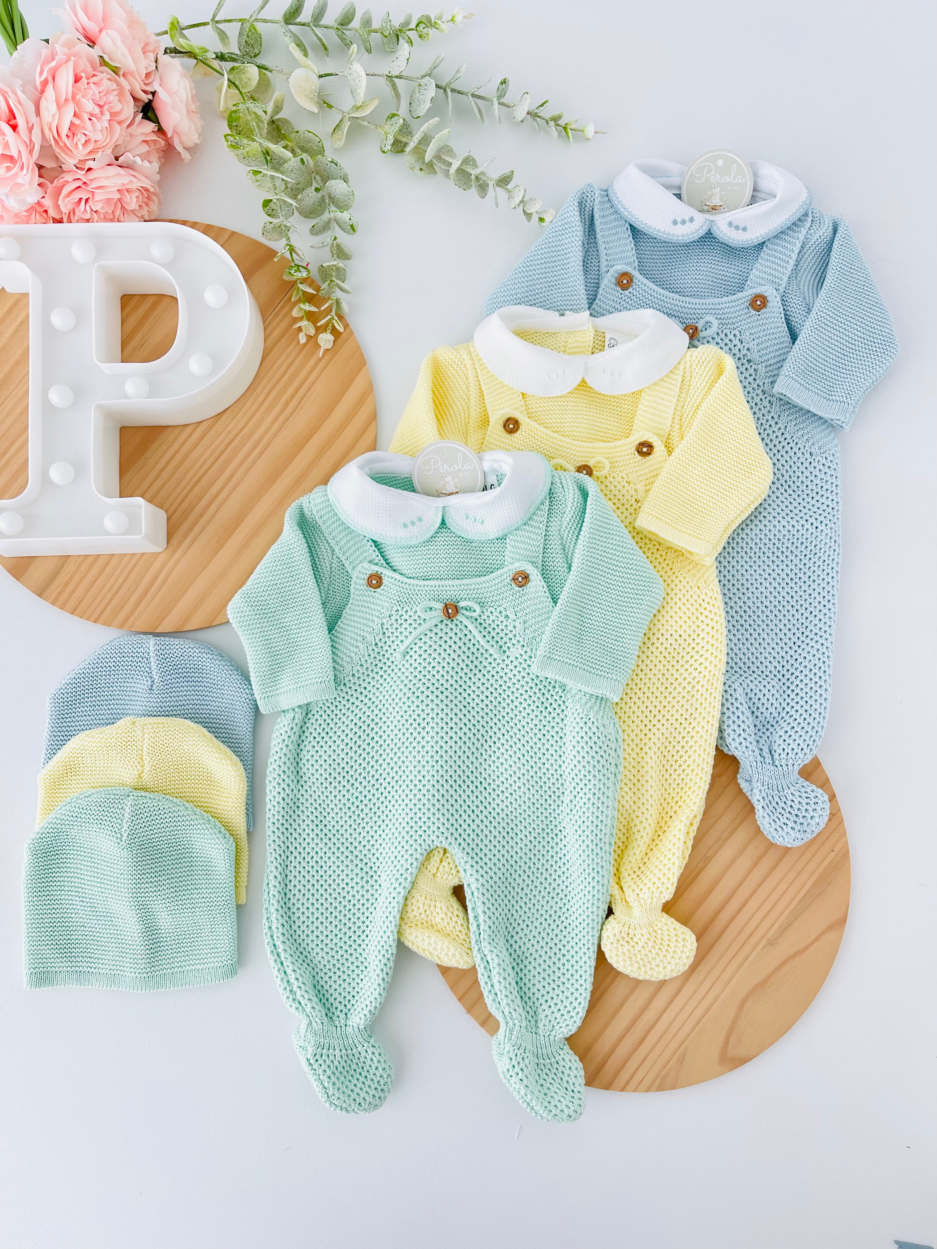 Saída de maternidade laço: jardineiras, camisola e gorro