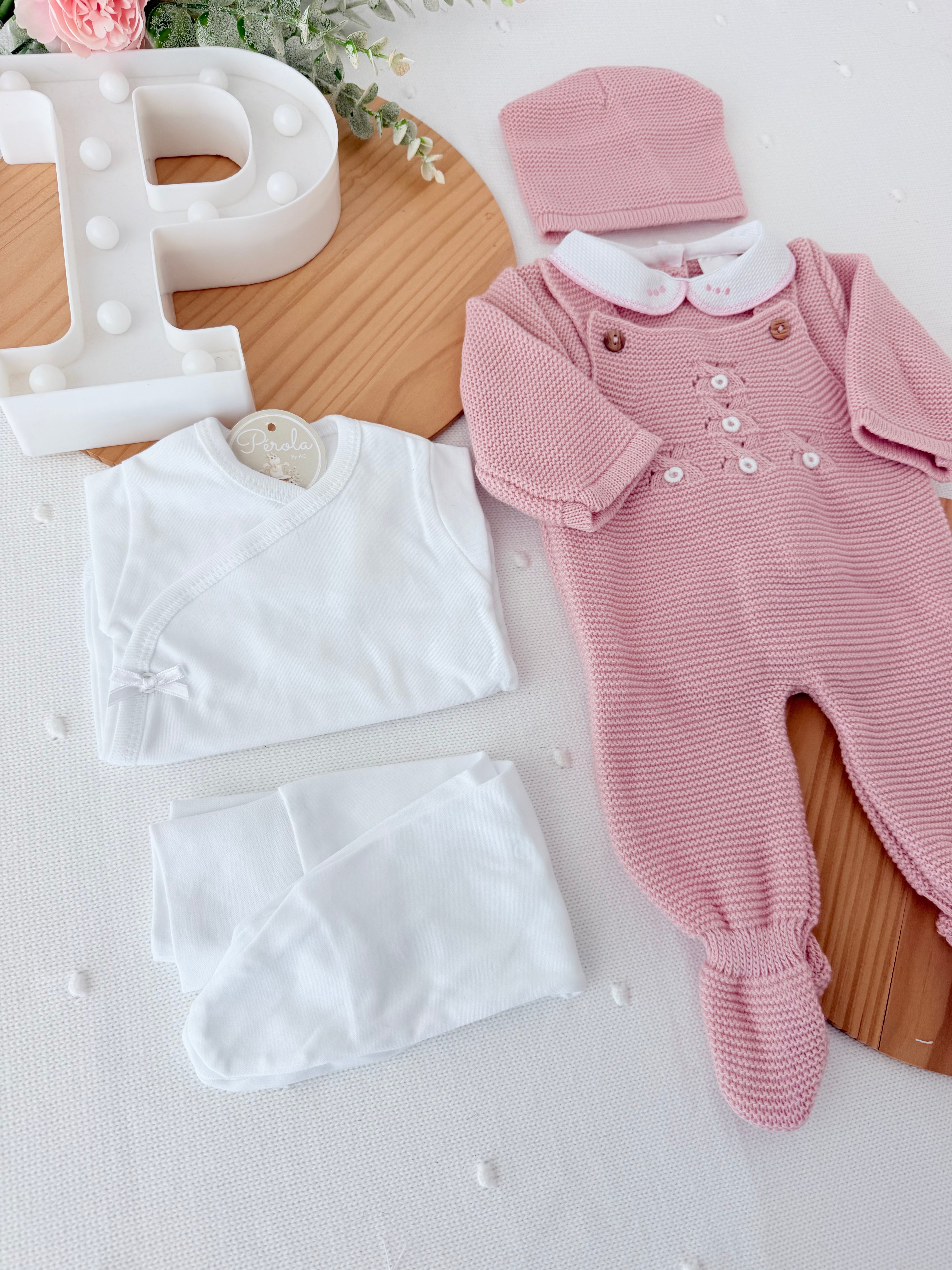 Pack saída de maternidade Rosa velho  5 peças: body, calças, jardineiras, camisola e gorro