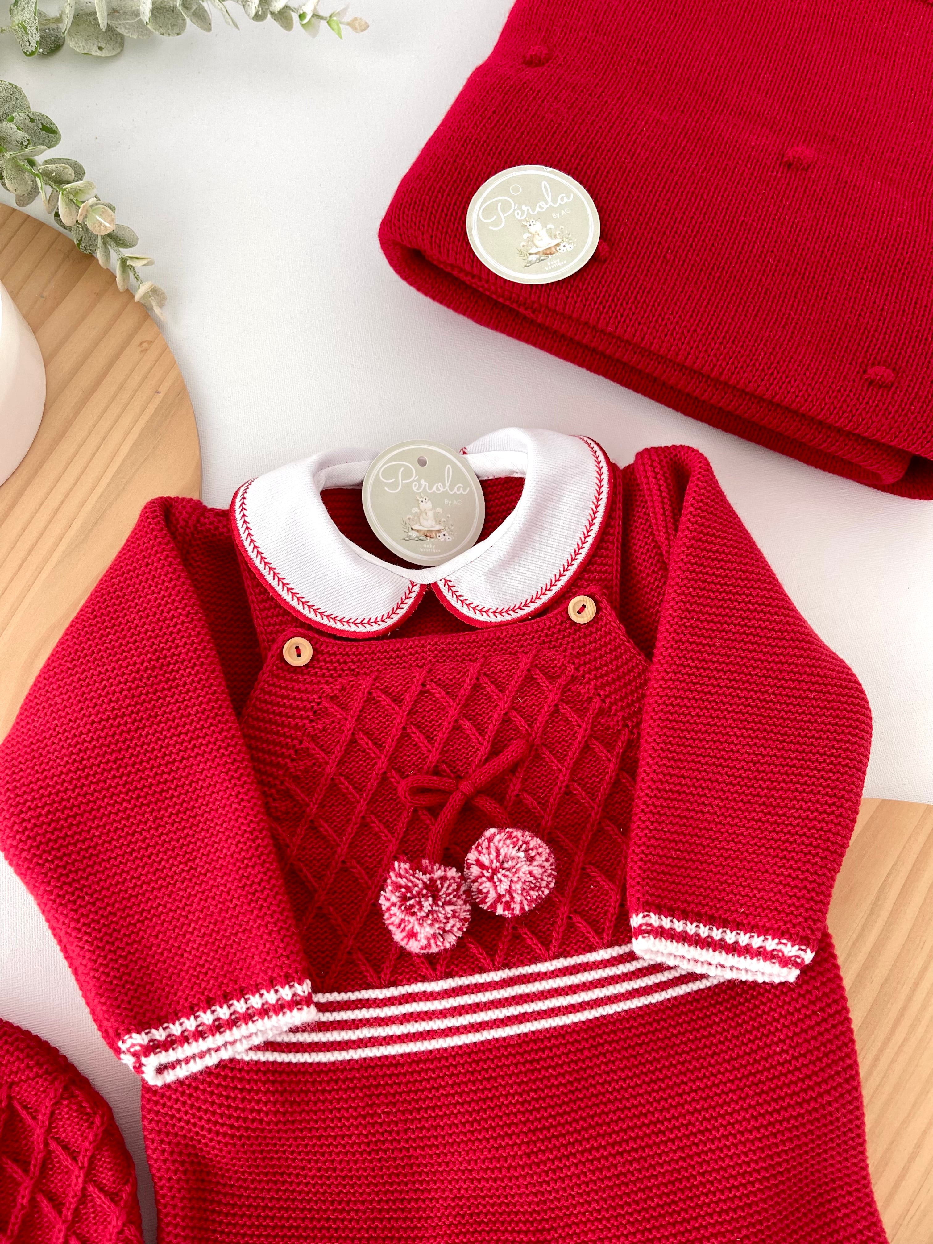 Saída de maternidade vermelho pompoms: jardineiras, camisola e gorro