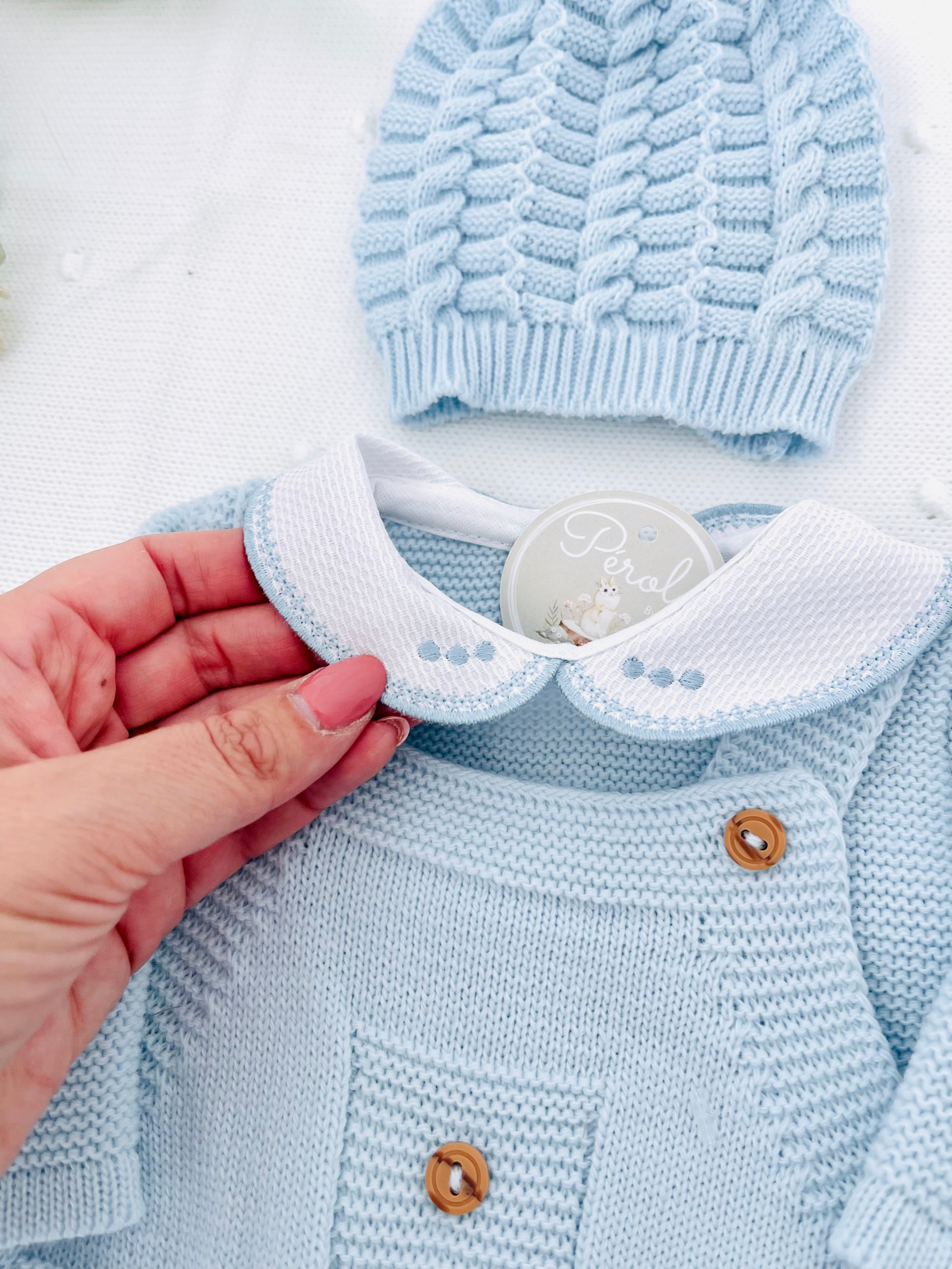 Saída de maternidade Aconchego 4 peças: casaco, jardineiras, camisola e gorro