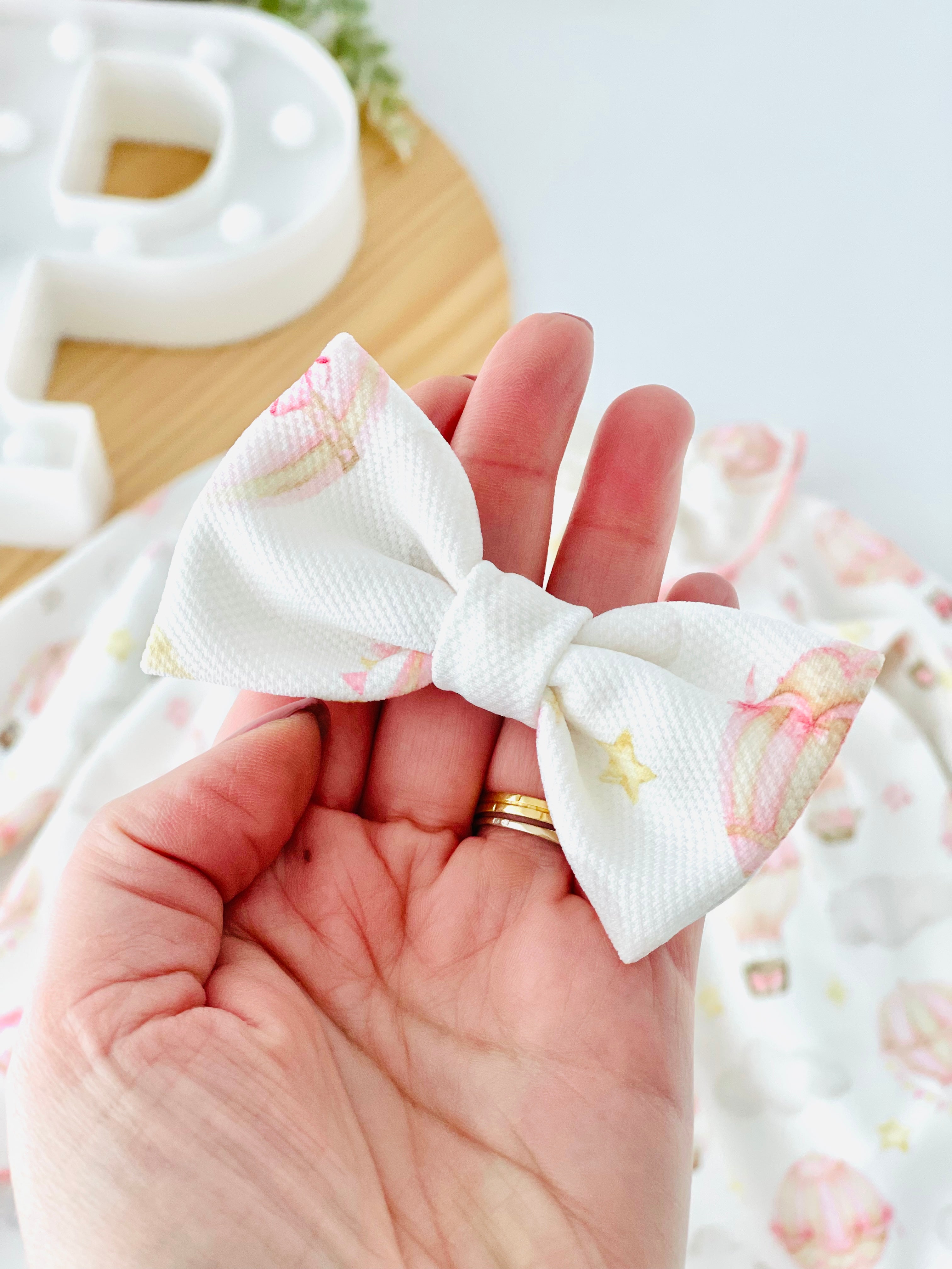 Vestido e laço para o cabelo