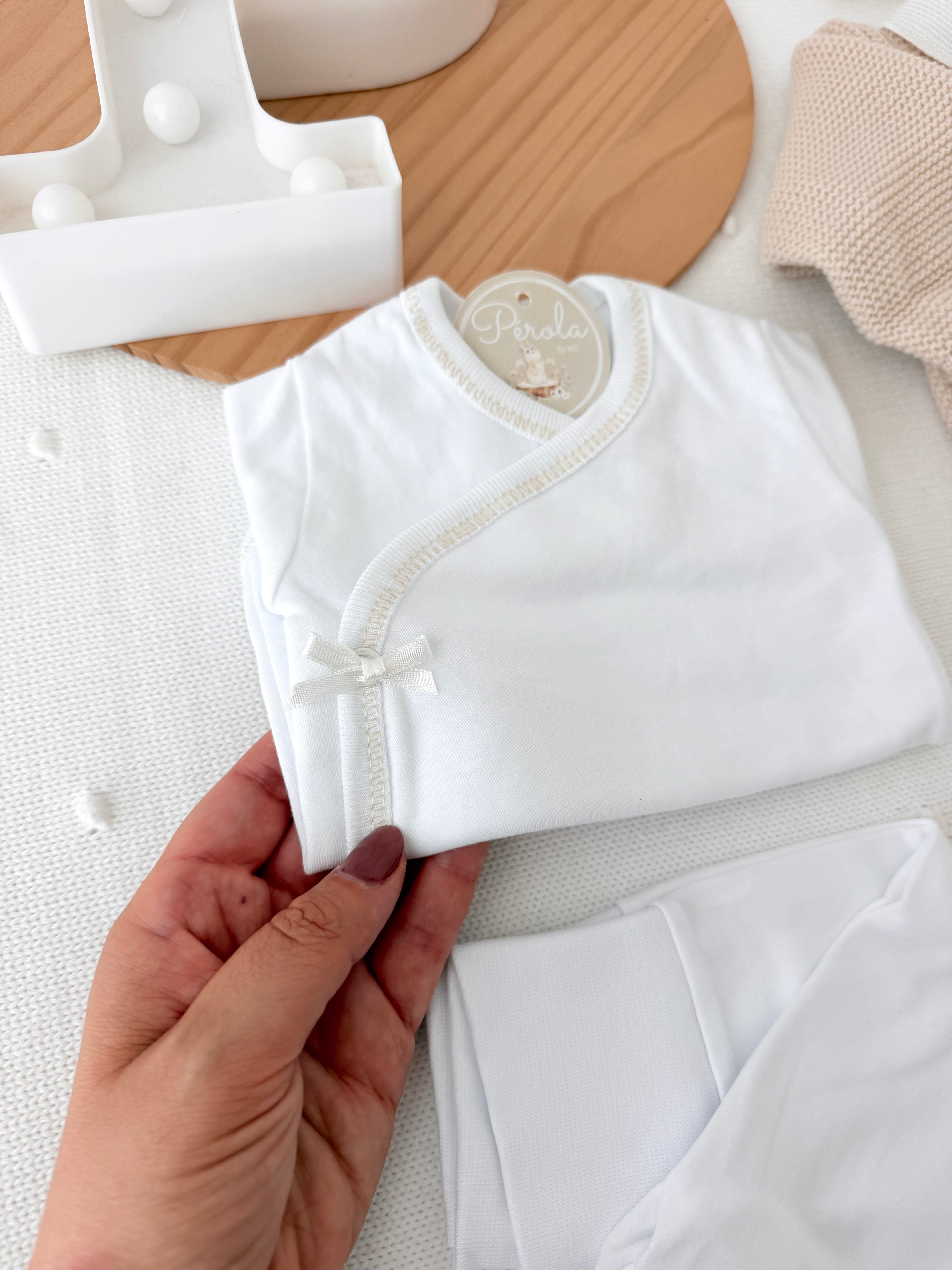 Pack saída de maternidade Bege 5 peças: body, calças, jardineiras, camisola e gorro