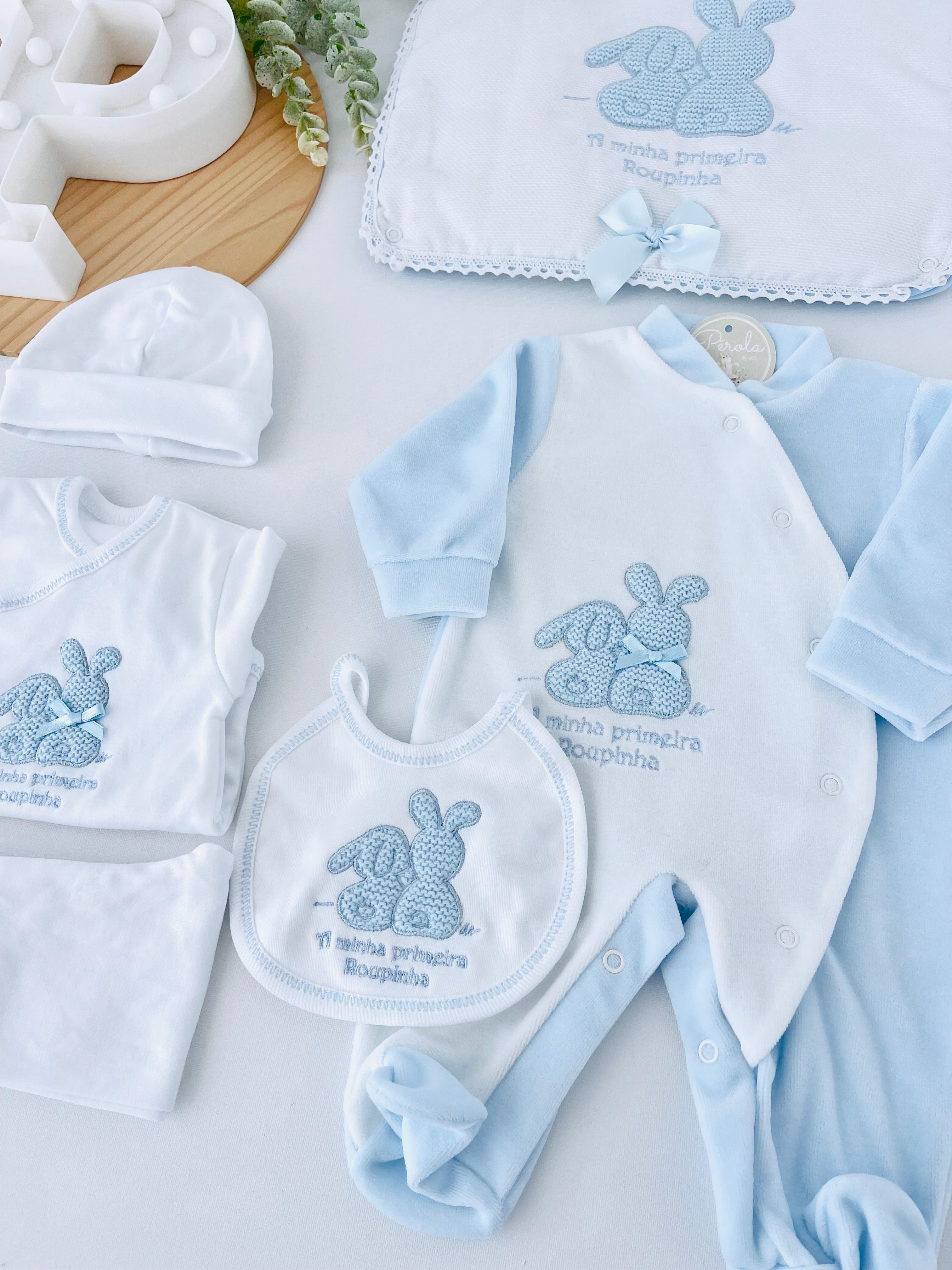 Conjunto primeira roupinha em veludo tema coelhinhos