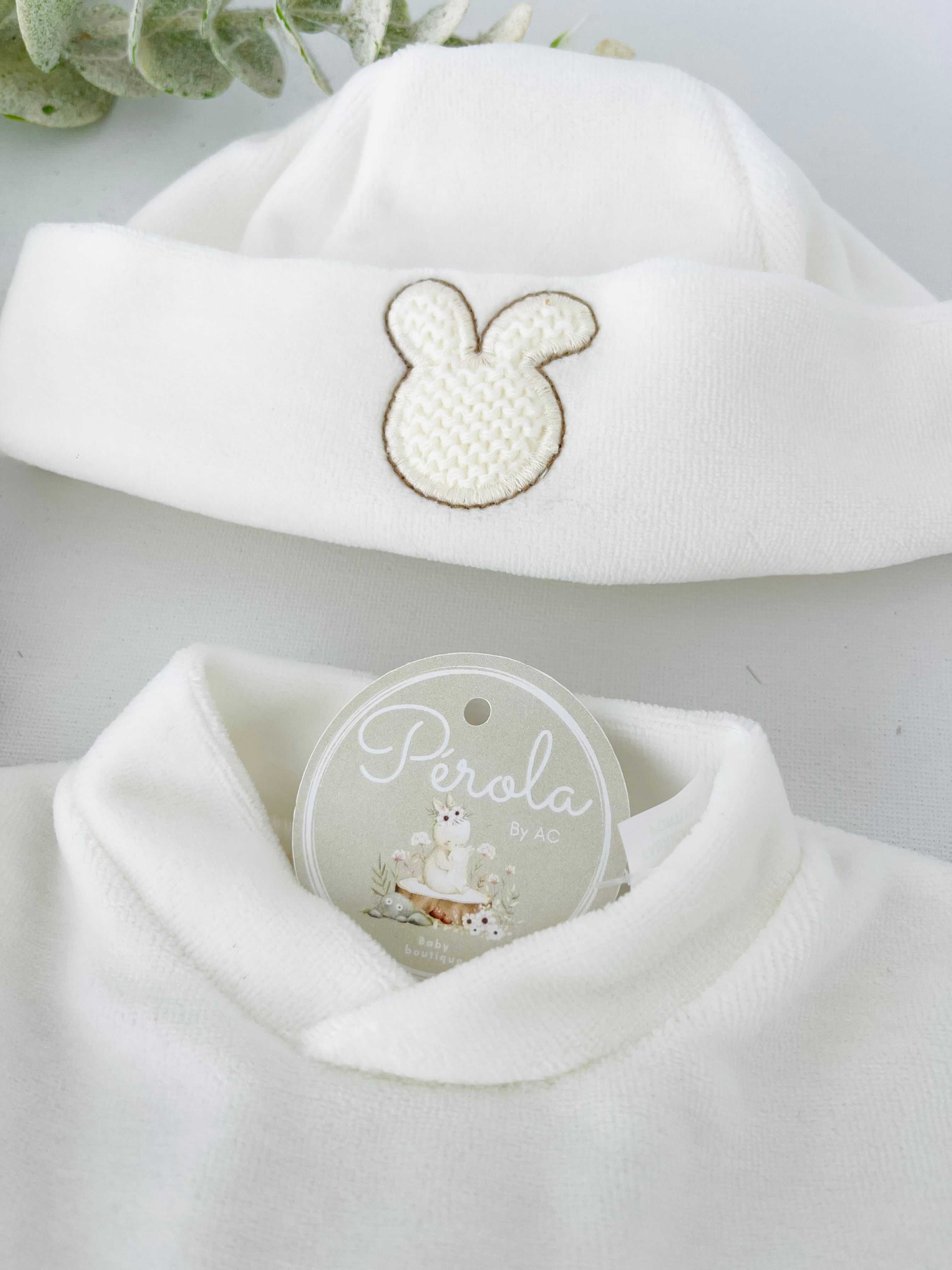 Conjunto em veludo 4 peças tema coelhinho : calças, camisola, carapins e gorro