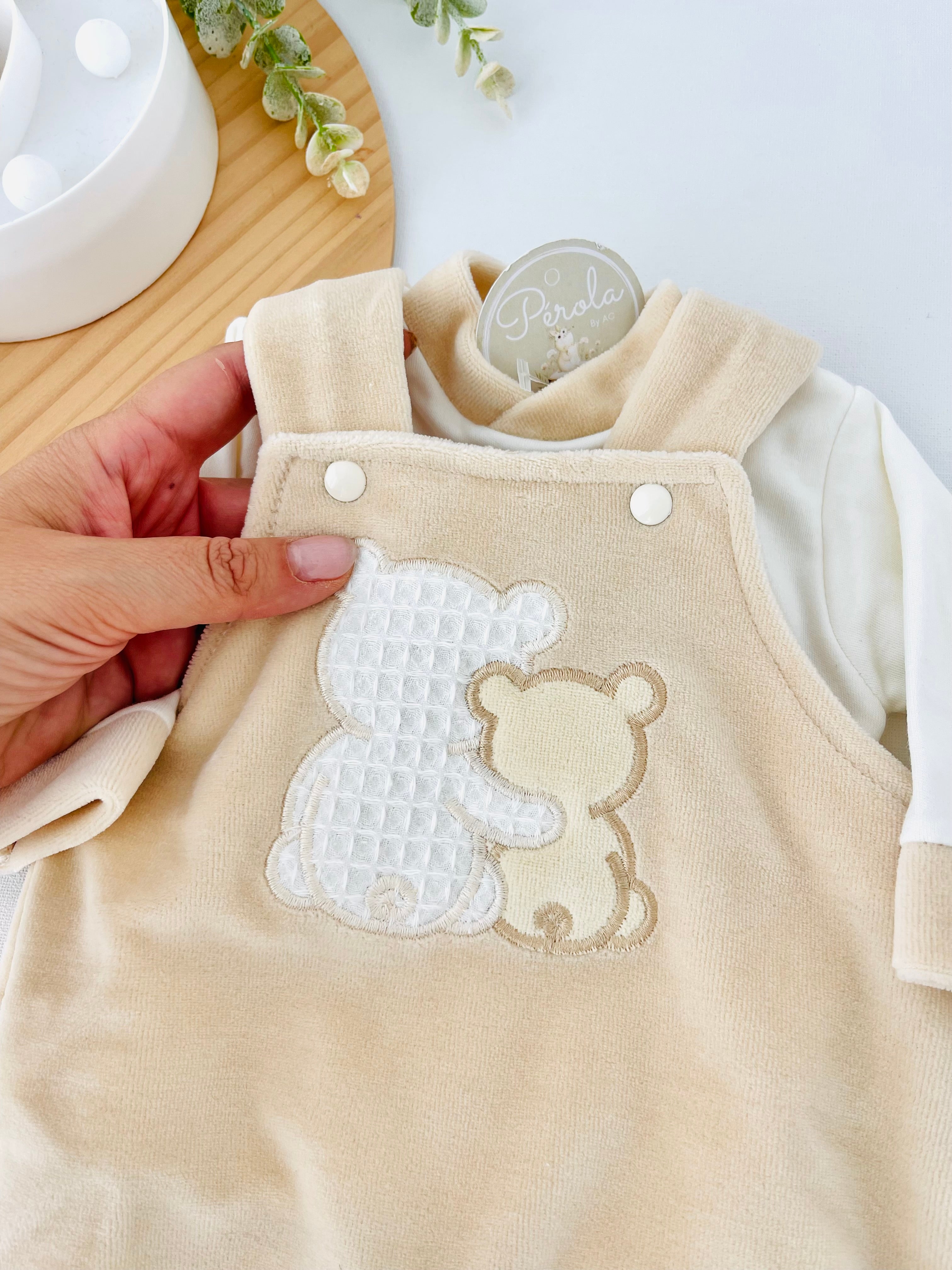 Conjunto ursinhos veludo: jardineiras, camisola e prende chupetas